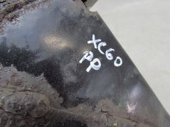 VOLVO XC60 08-17 SZTYCA KIEŁ MOCOWANIE STREFA ZGNIOTU PRAWA PRZOD