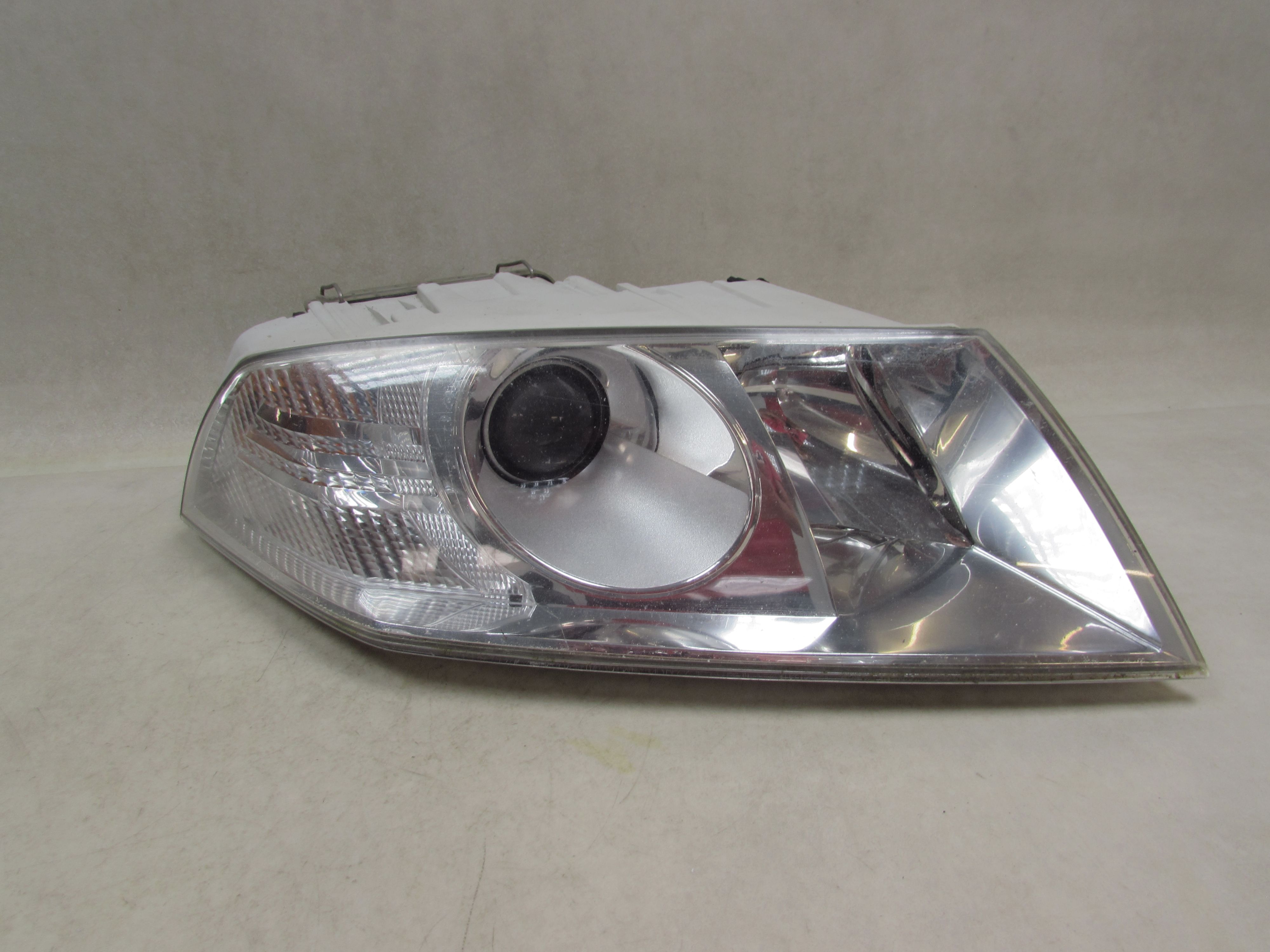 SKODA OCTAVIA II 04-08 LAMPA PRZOD PRAWA REFLEKTOR XENON UK SKODA OCTAVIA II 04-08 LAMPA PRZOD PRAWA REFLEKTOR XENON UK