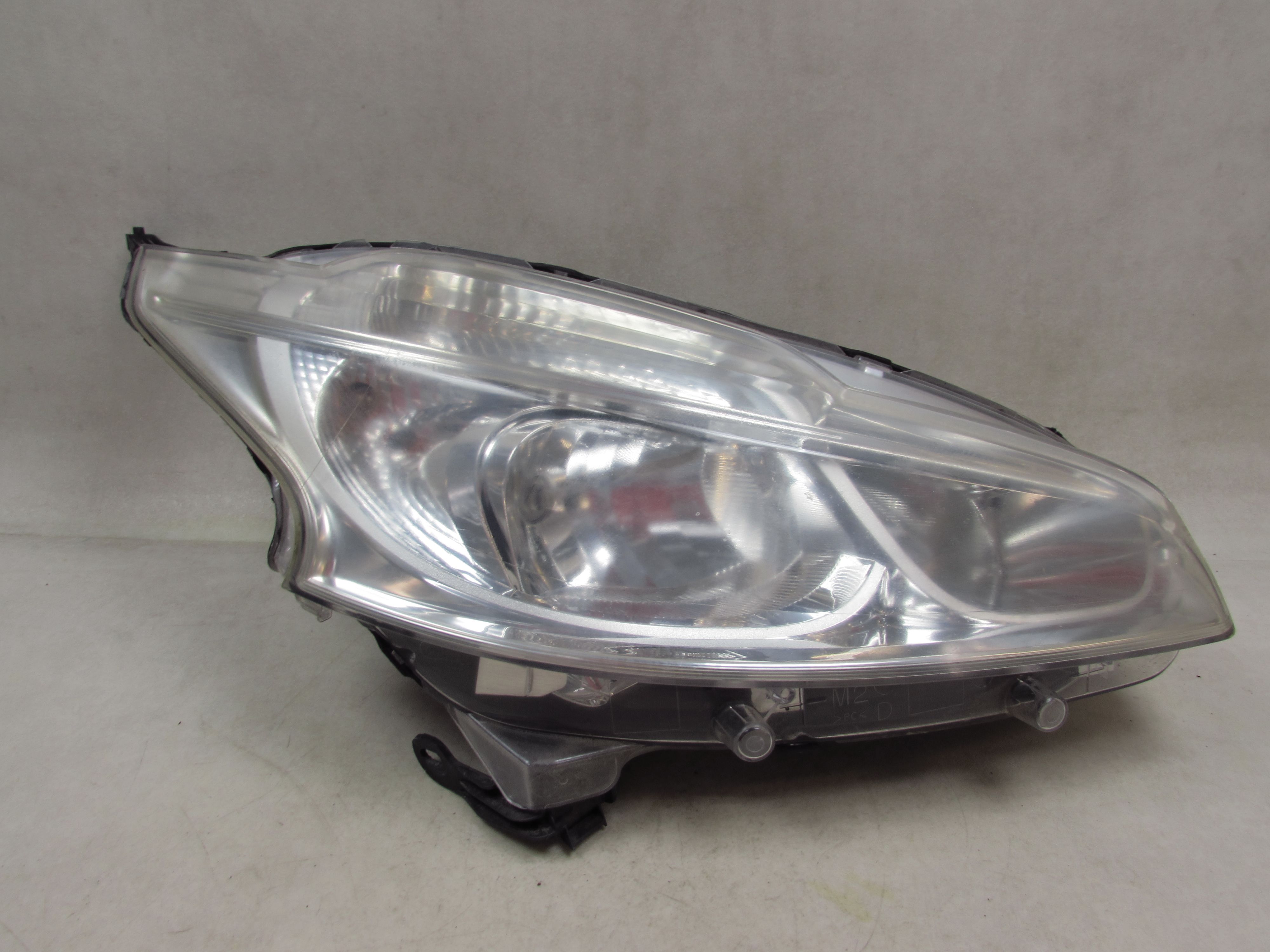 PEUGEOT 208 12-15 LAMPA PRZOD REFLEKTOR PRAWY 9802221380 UK PEUGEOT 208 12-15 LAMPA PRZOD REFLEKTOR PRAWY 9802221380 UK