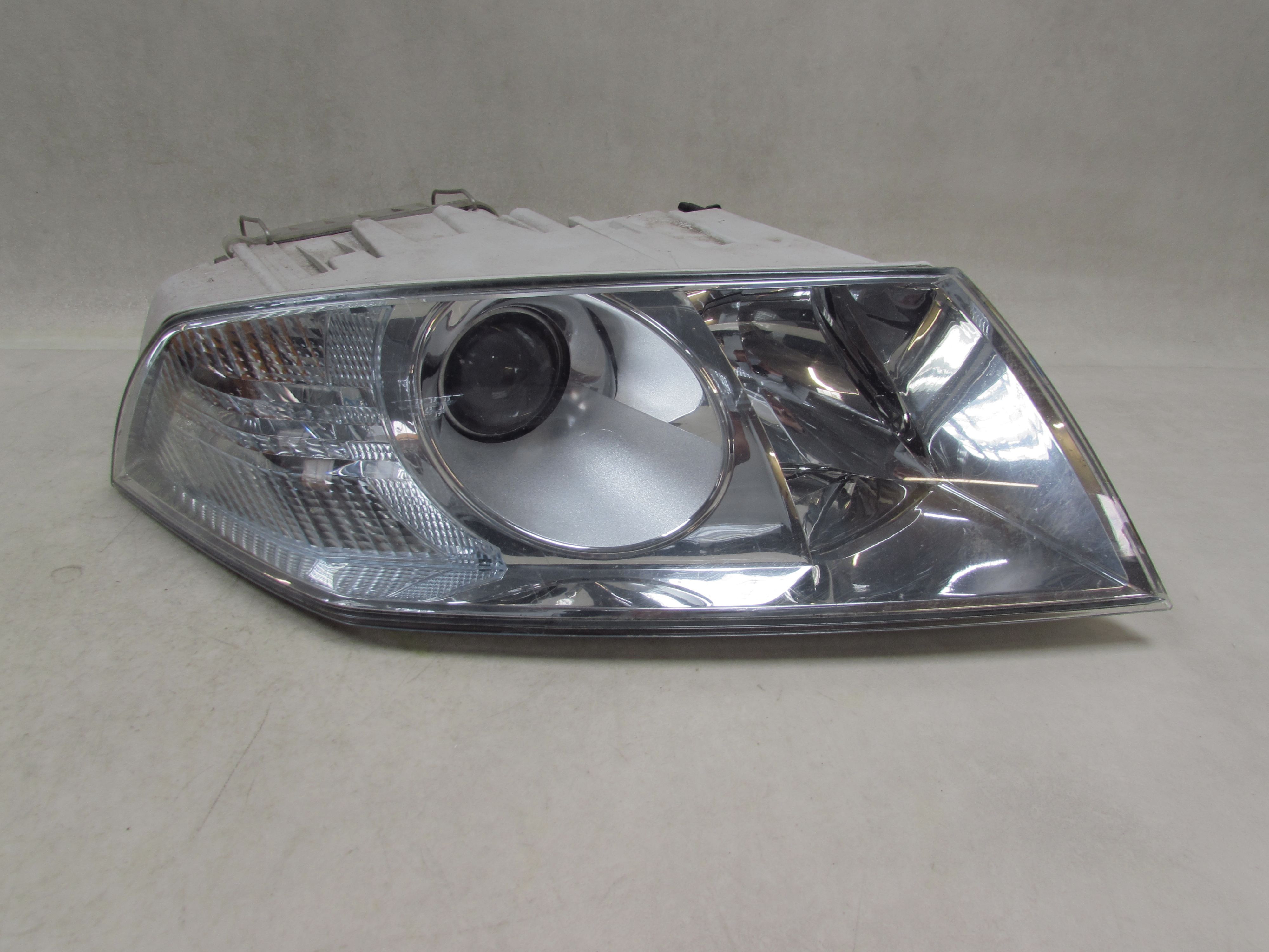 SKODA OCTAVIA II 04-08 LAMPA PRZOD PRAWA REFLEKTOR UK SKODA OCTAVIA II 04-08 LAMPA PRZOD PRAWA REFLEKTOR UK