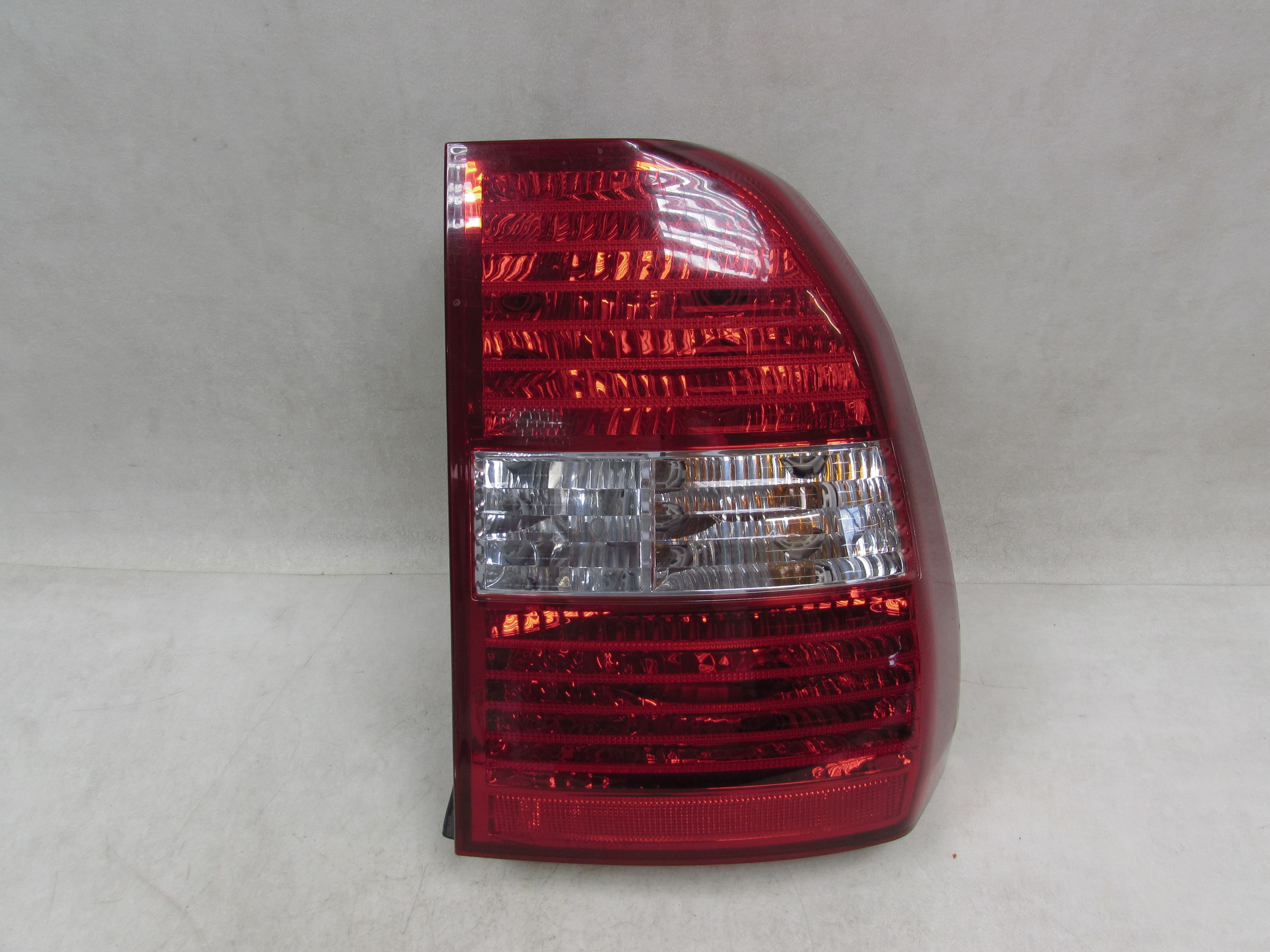 KIA SPORTAGE II 04-10 LAMPA TYL PRAWA 92402-1F010