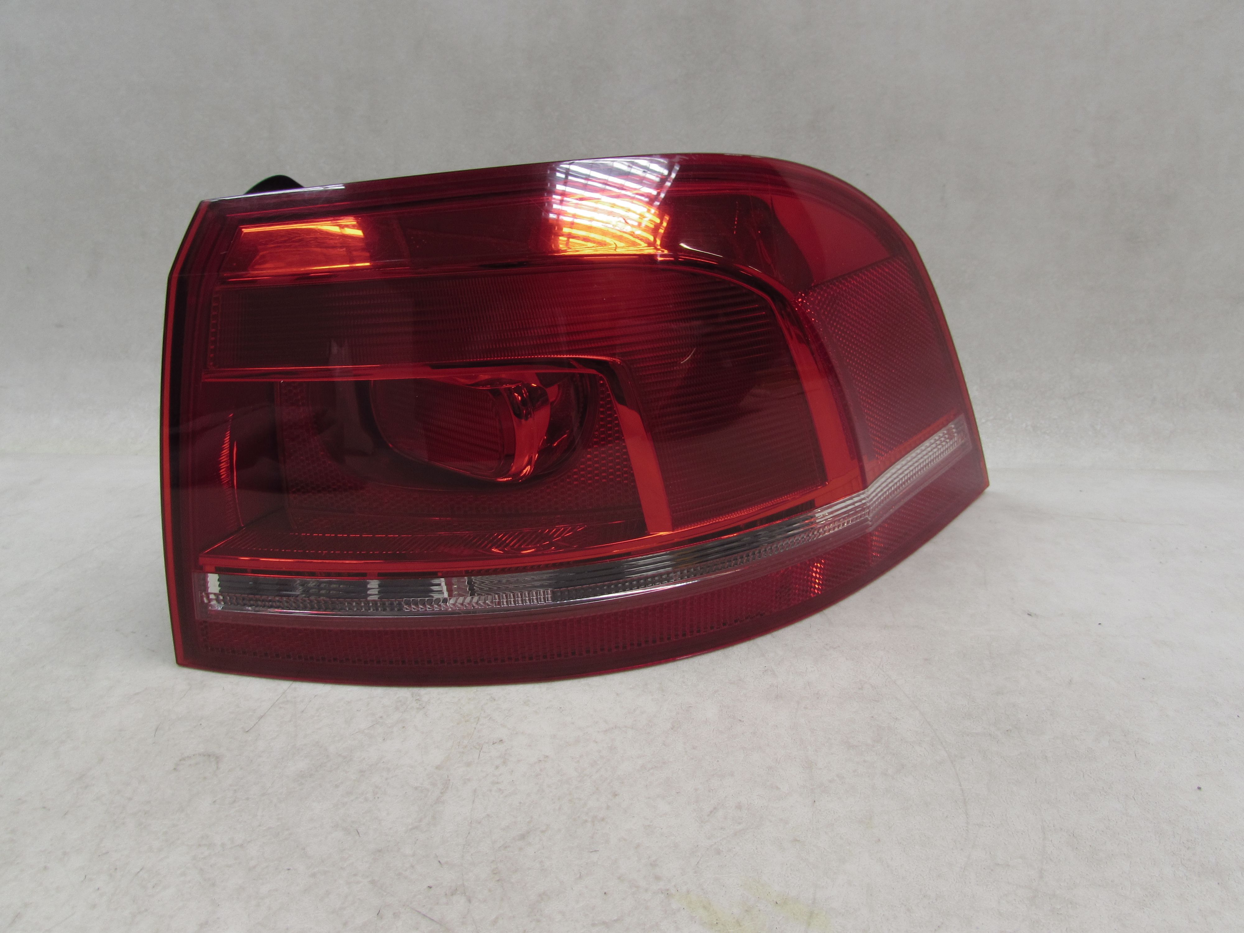 VW PASSAT B7 KOMBI 10-15 LAMPA TYL PRAWA BLOTNIKA 3AF945096 VW PASSAT B7 KOMBI 10-15 LAMPA TYL PRAWA BLOTNIKA 3AF945096