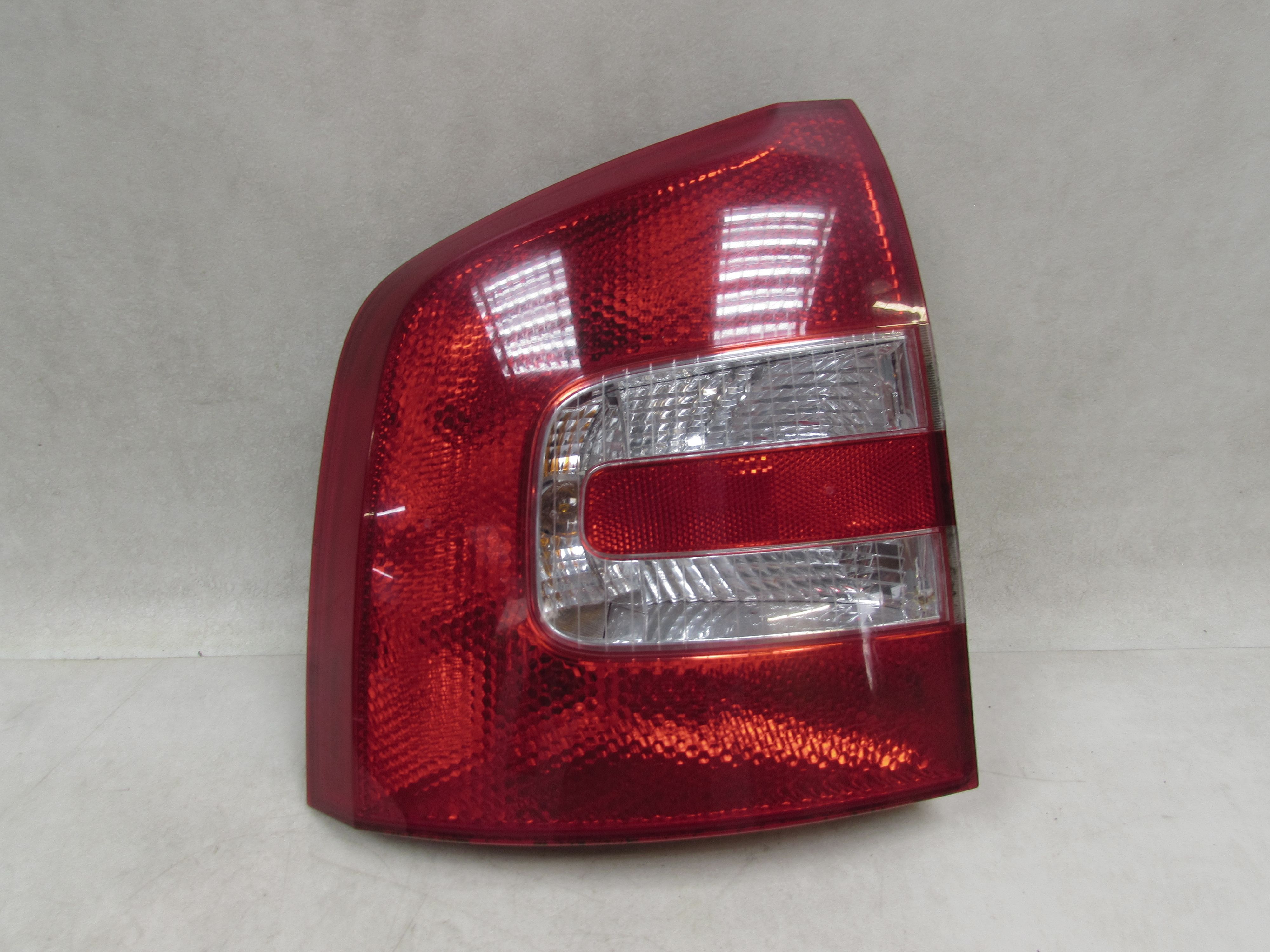 SKODA OCTAVIA KOMBI II LIFT 04-13 LAMPA TYL LEWA 1Z9945095A SKODA OCTAVIA KOMBI II LIFT 04-13 LAMPA TYL LEWA 1Z9945095A