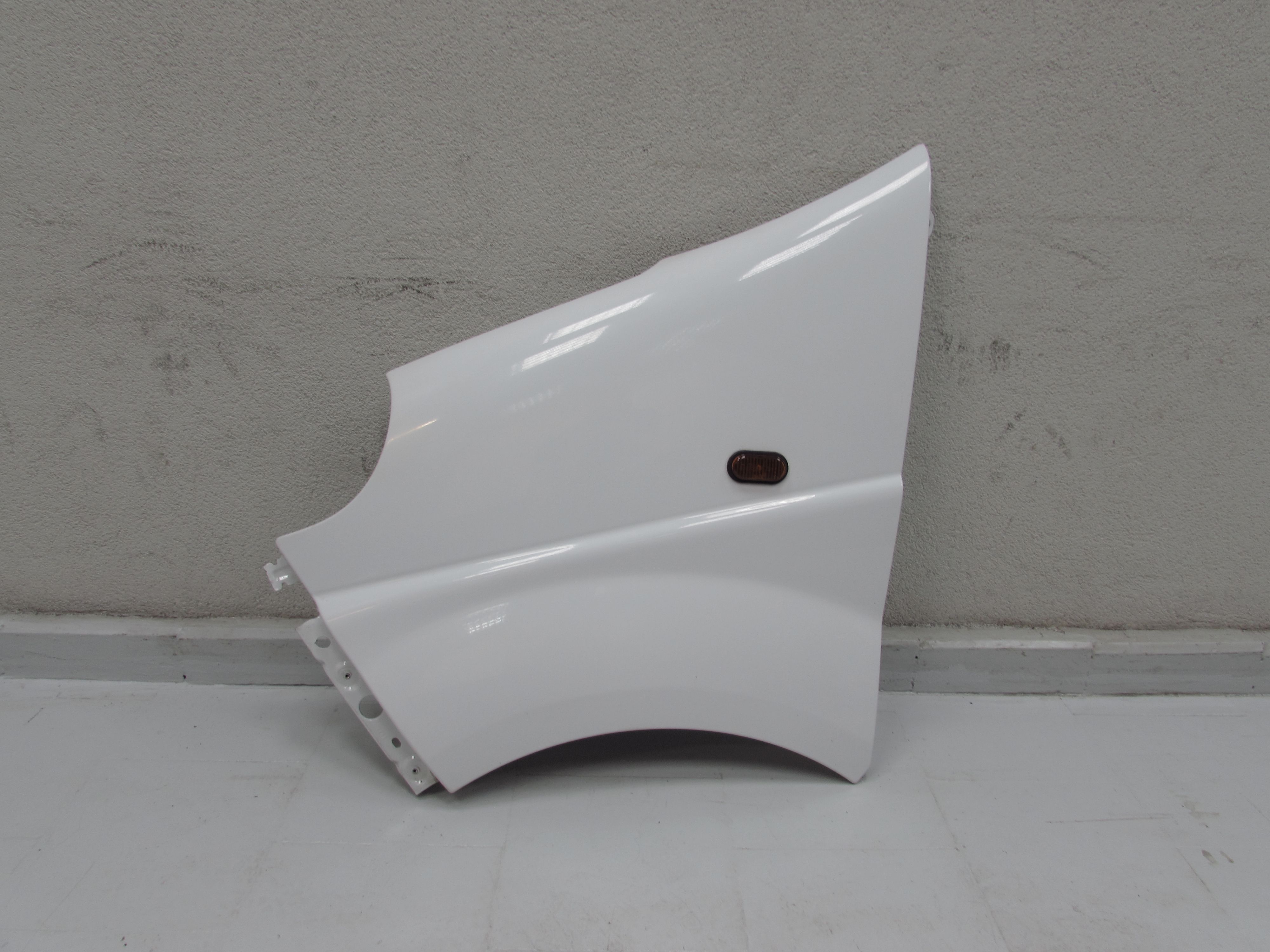 RENAULT TRAFIC VIVARO 01-14 BLOTNIK PRZOD LEWY BIALY JL9 RENAULT TRAFIC VIVARO 01-14 BLOTNIK PRZOD LEWY BIALY JL9