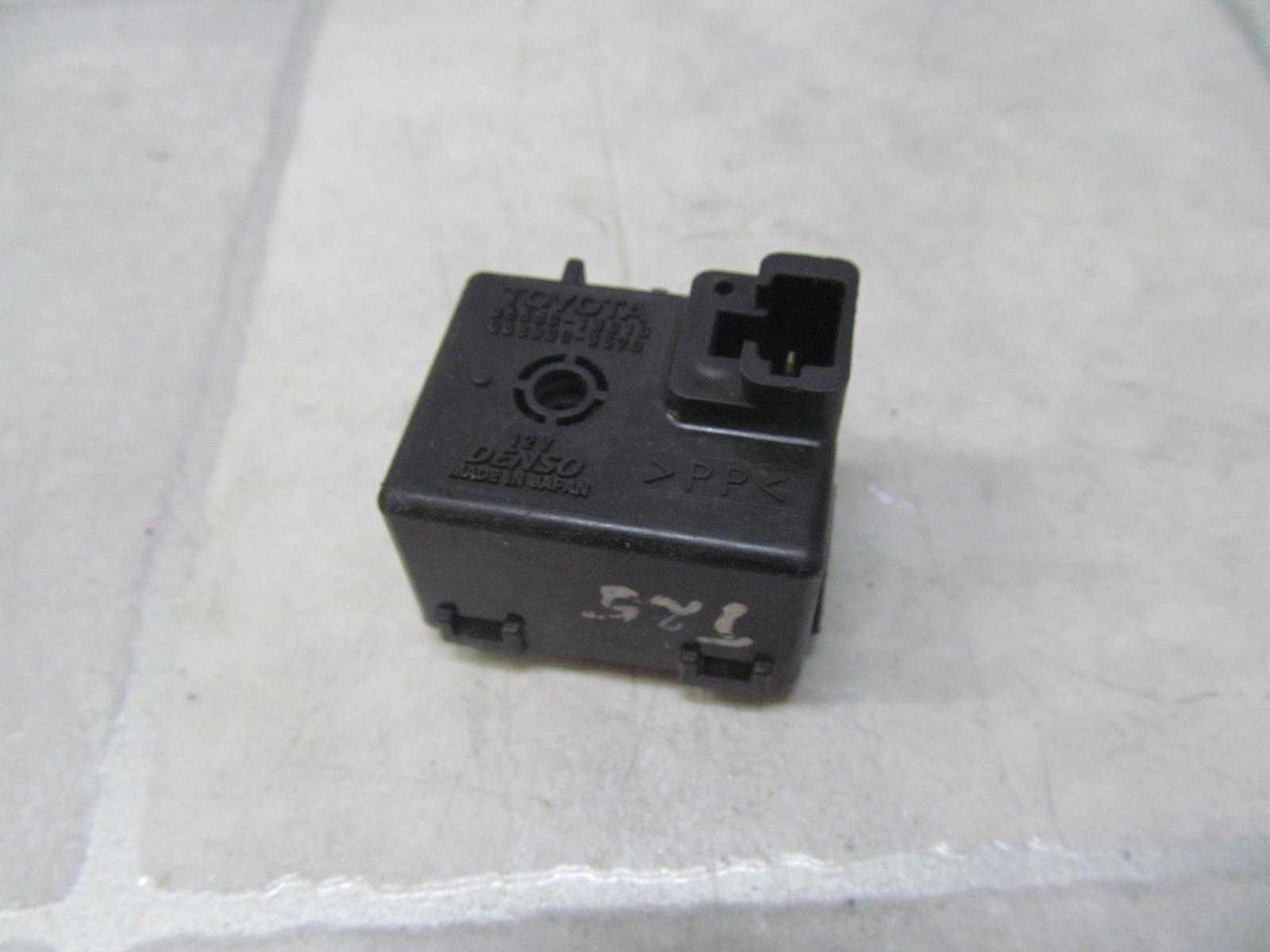 TOYOTA AVENSIS T25 03-08 PRZEKAZNIK 85940-33090