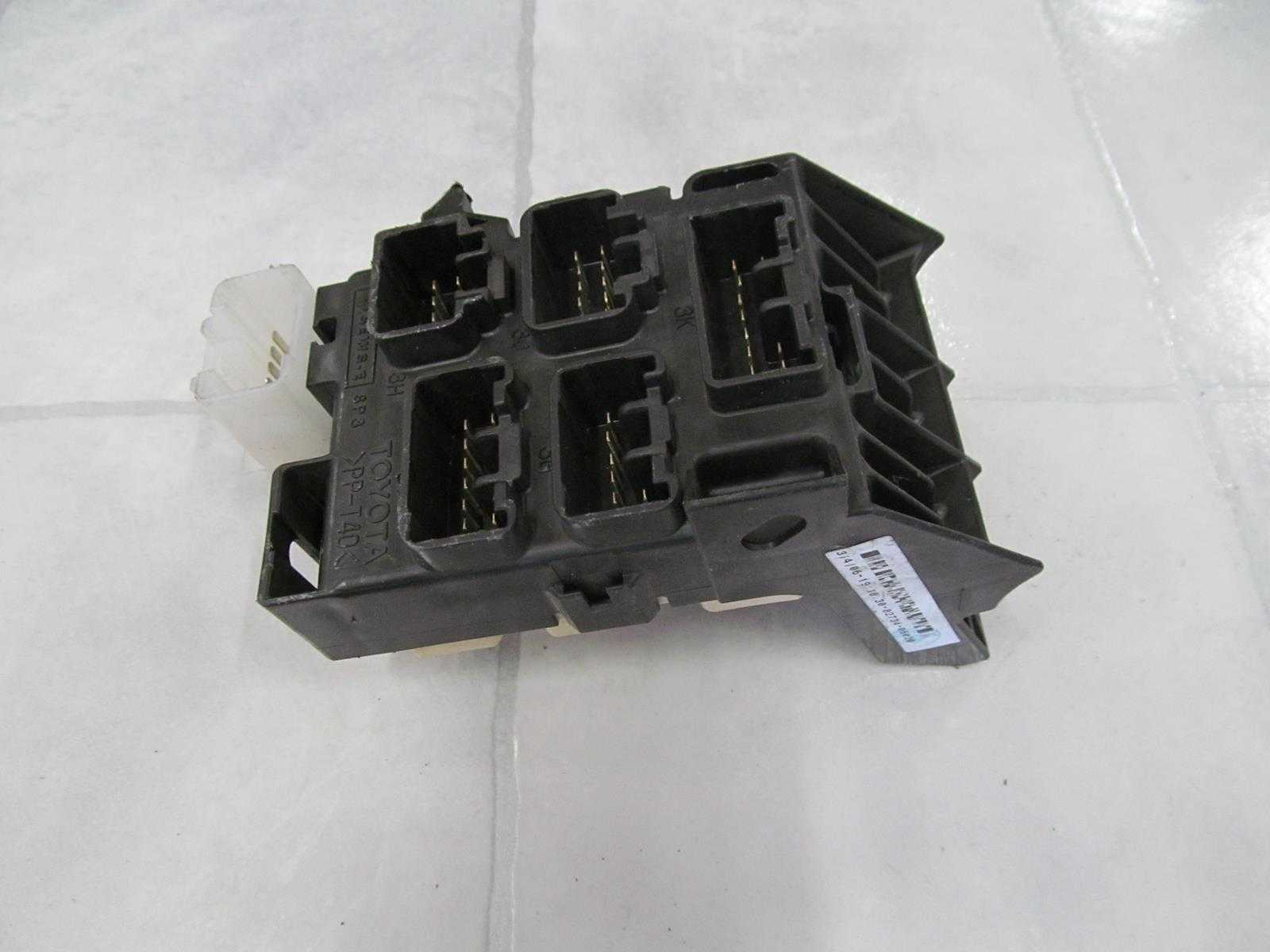 TOYOTA AVENSIS T25 03-09 SKRZYNKA BEZPIECZNIKOW 82734-05020