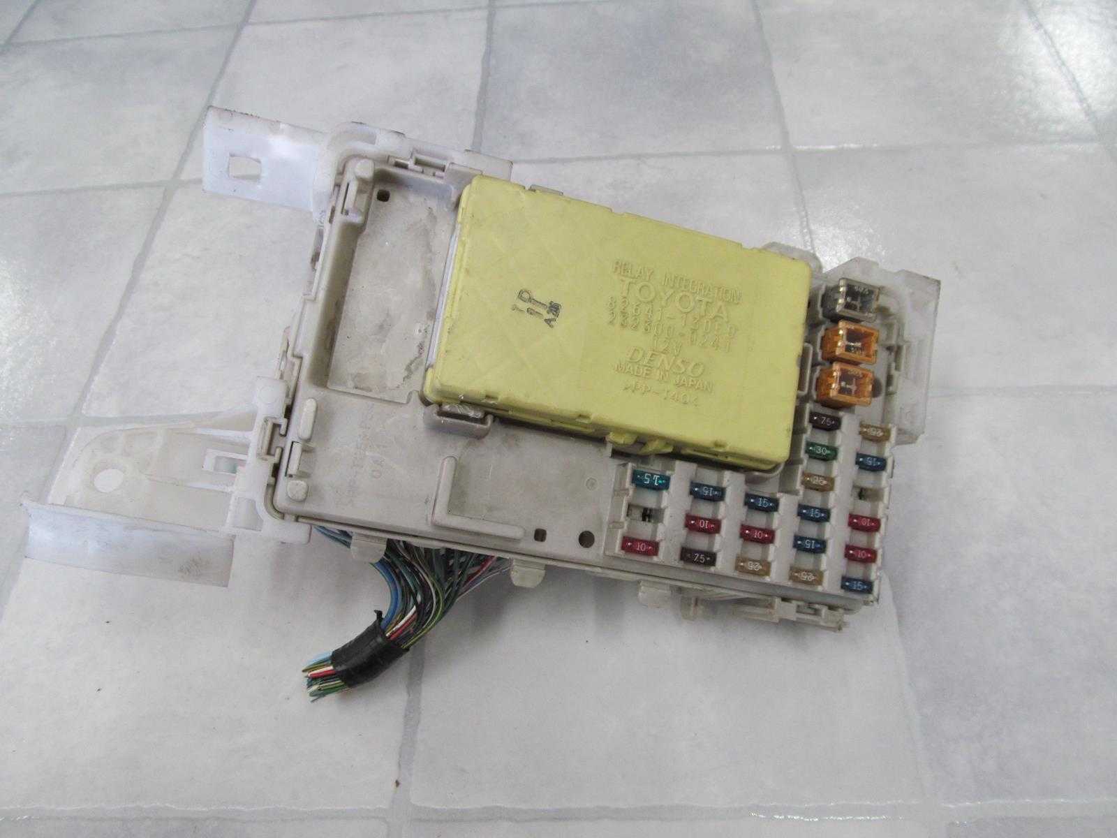 TOYOTA COROLLA E12 04-07 SKRZYNKA BEZPIECZNIKOW + MODUL  RELAY 82641-13050