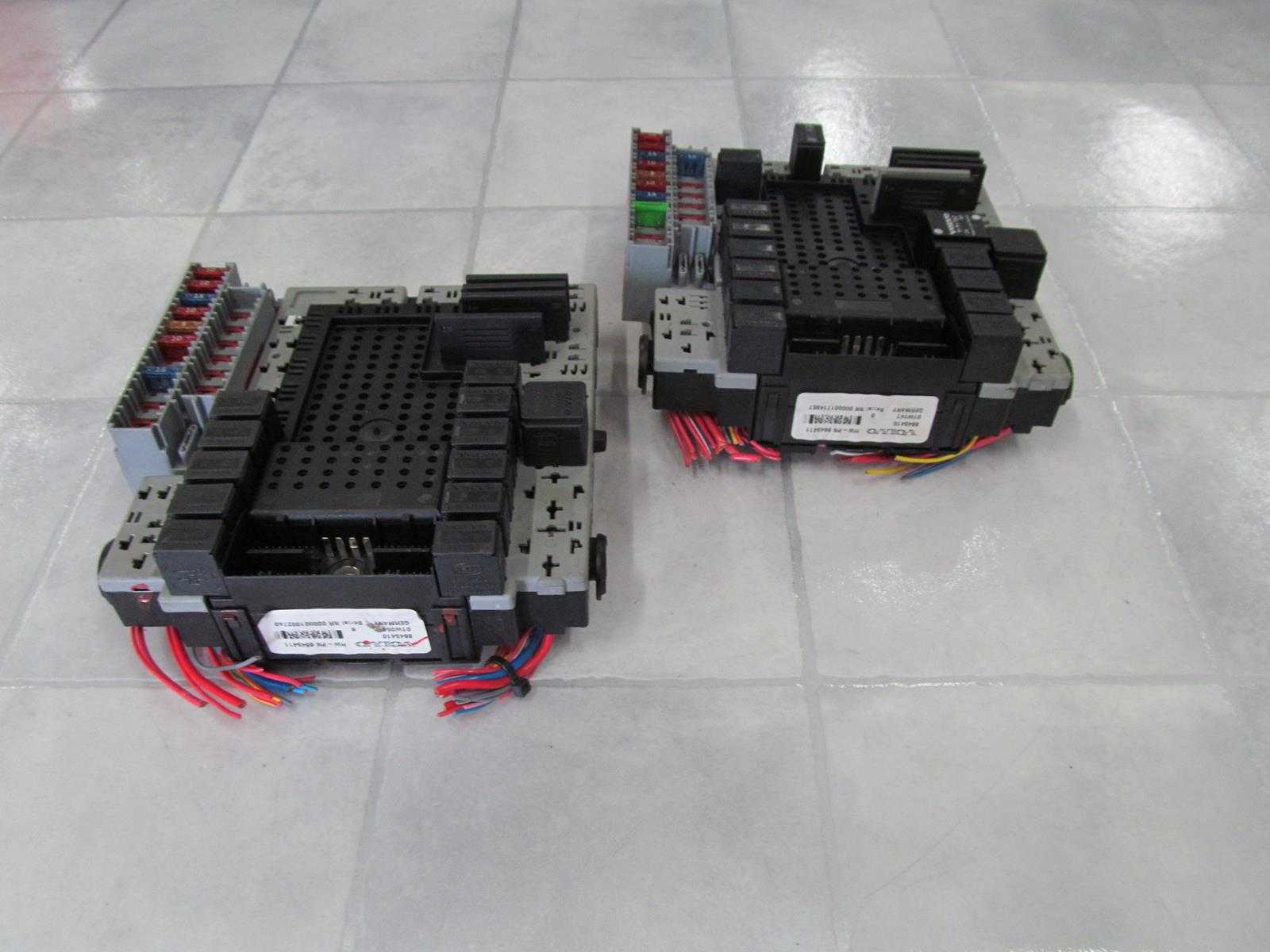 VOLVO V70 S60 XC 00-09 SKRZYNKA BEZPIECZNIKOW MODUL BSI 8645410