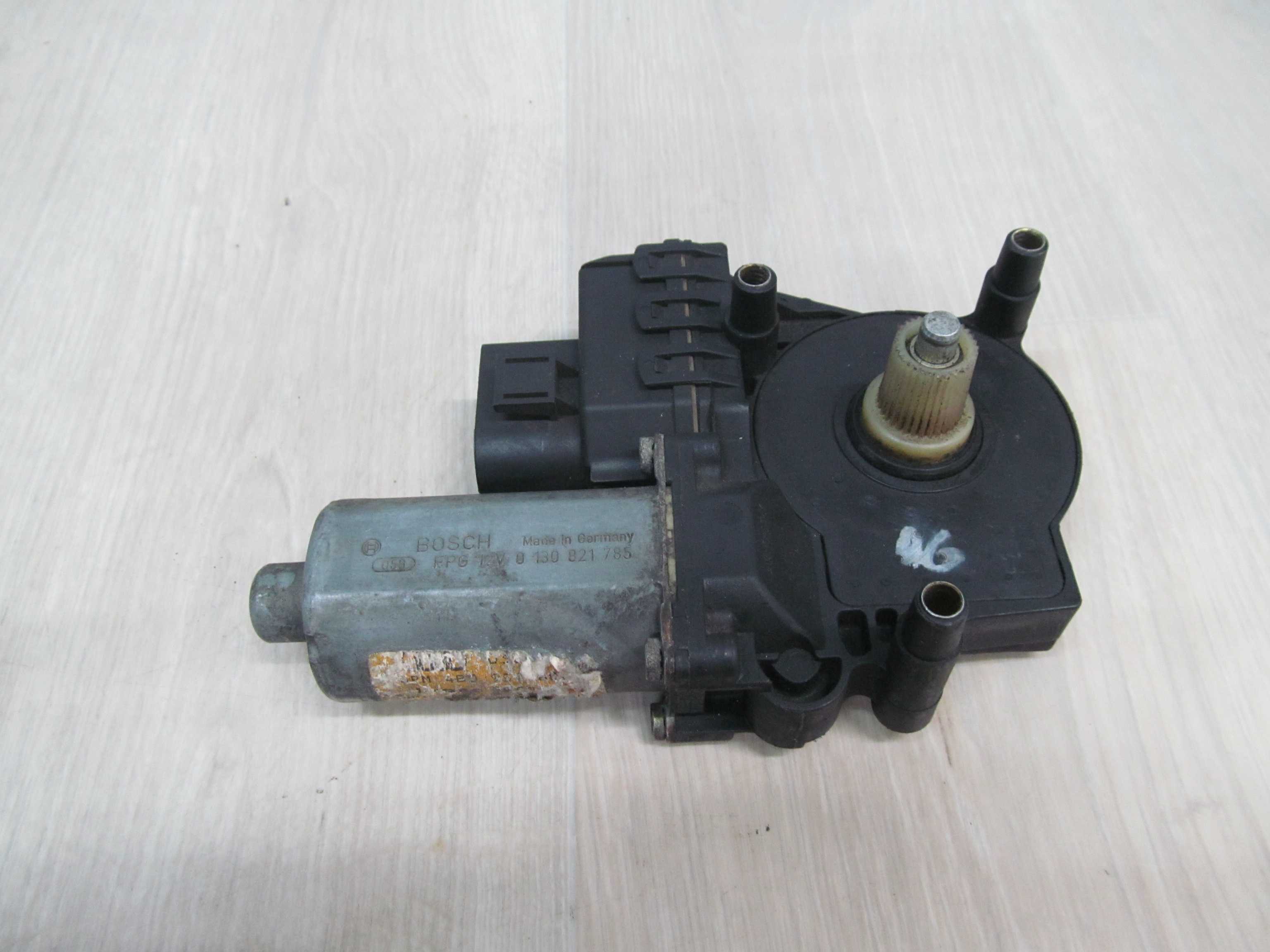 AUDI A6 C5 SILNICZEK SZYBY PT 0130821785