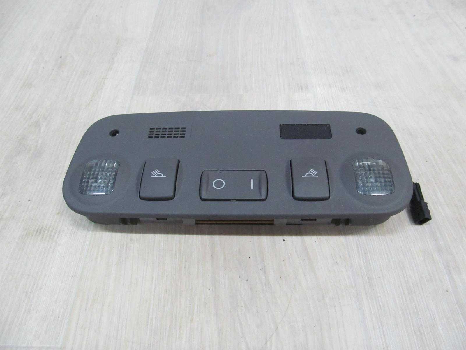 AUDI A4 B6 00-04 LAMPKA OSWIETLENIE KABINY 8H0947111