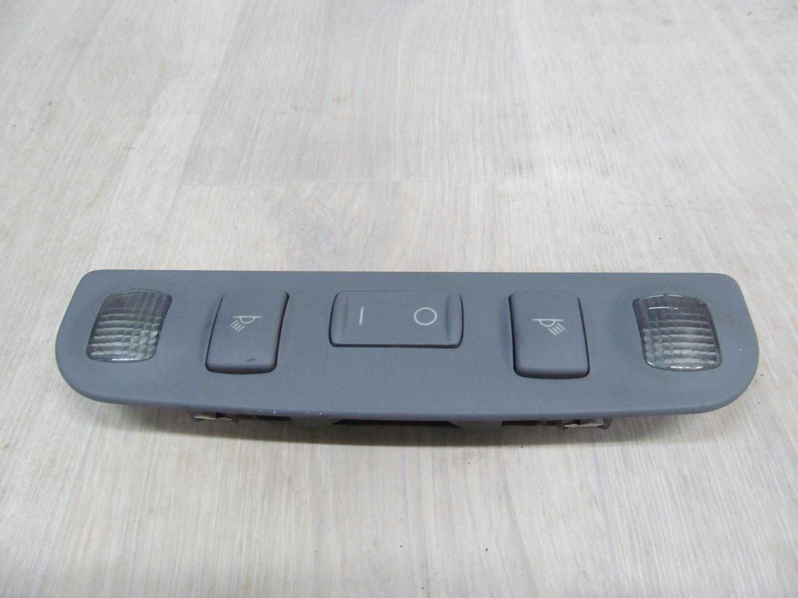 AUDI A4 B5 95-01 LAMPKA OSWIETLENIE KABINY 8D0947111AA