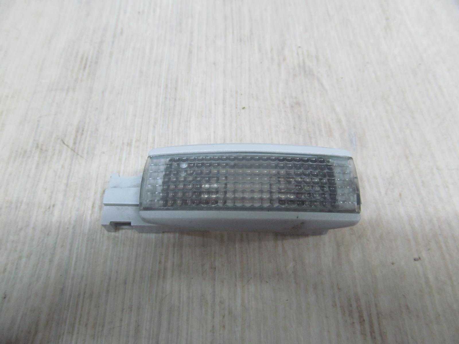 VW PASSAT B5 96-05 LAMPKA OSWIETLENIE KABINY 3B0947113