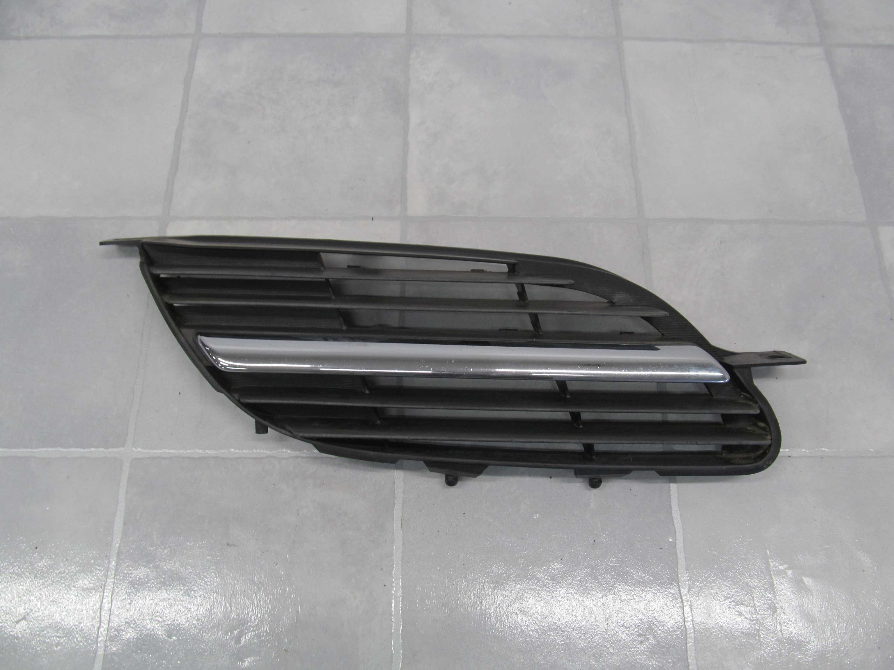 NISSAN ALMERA TINO 00-06 GRILL ATRAPA PRAWA