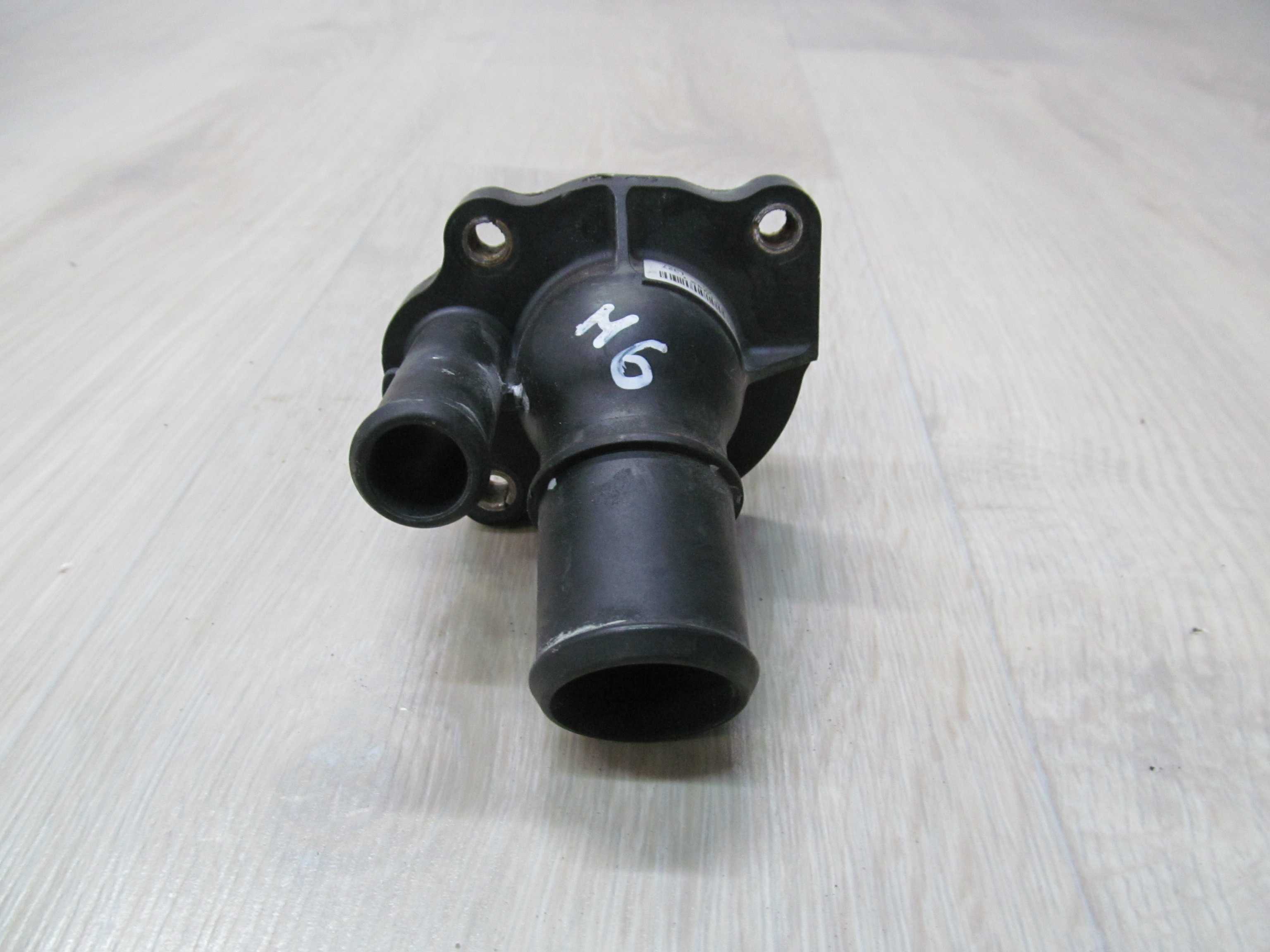 MAZDA 6 1.8 16V 02-08 OBUDOWA TERMOSTATU 3M4G-AC  L327