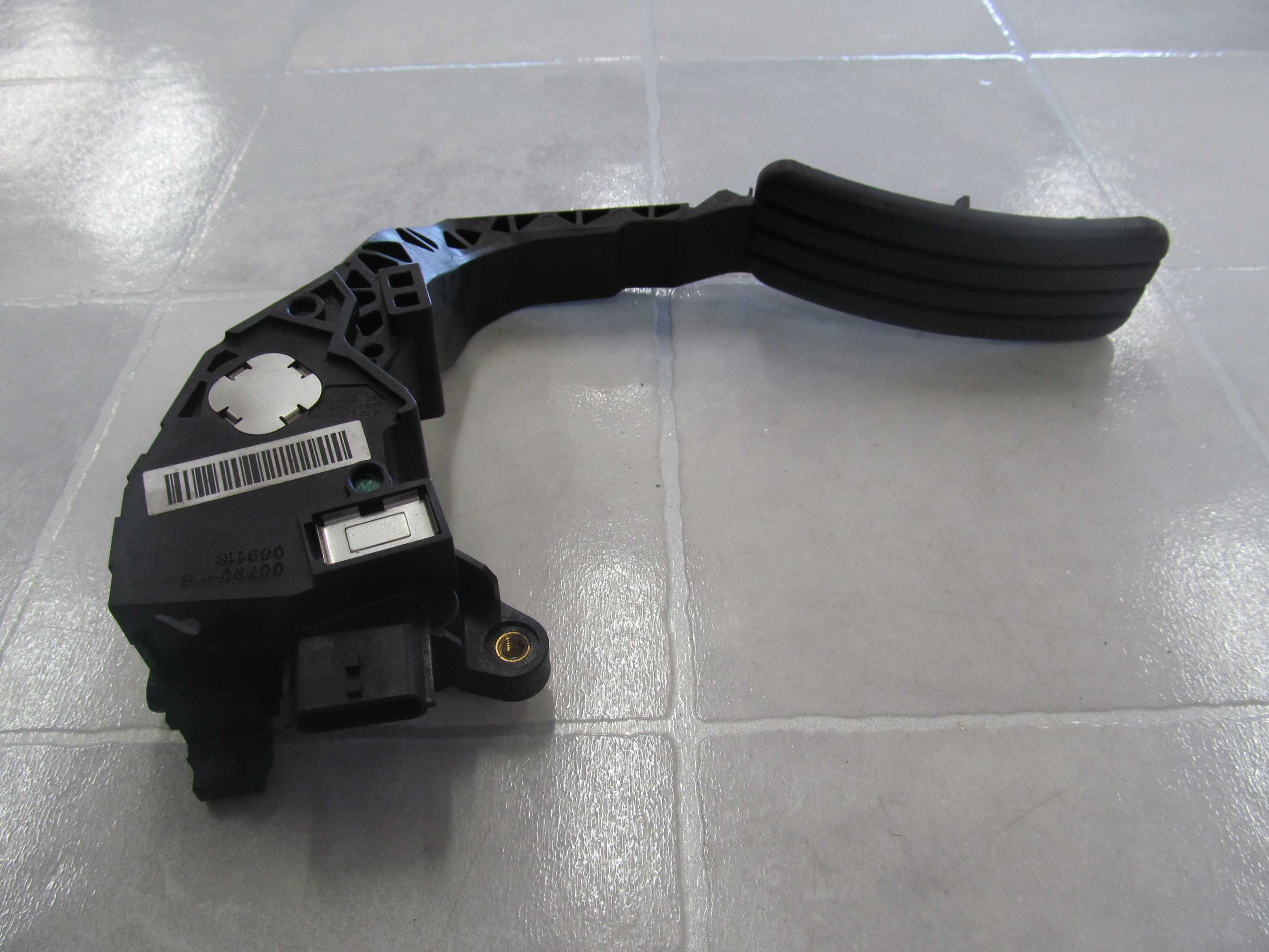 RENAULT SCENIC III POTENCJOMETR GAZU 180100011R RENAULT SCENIC III POTENCJOMETR GAZU 180100011R