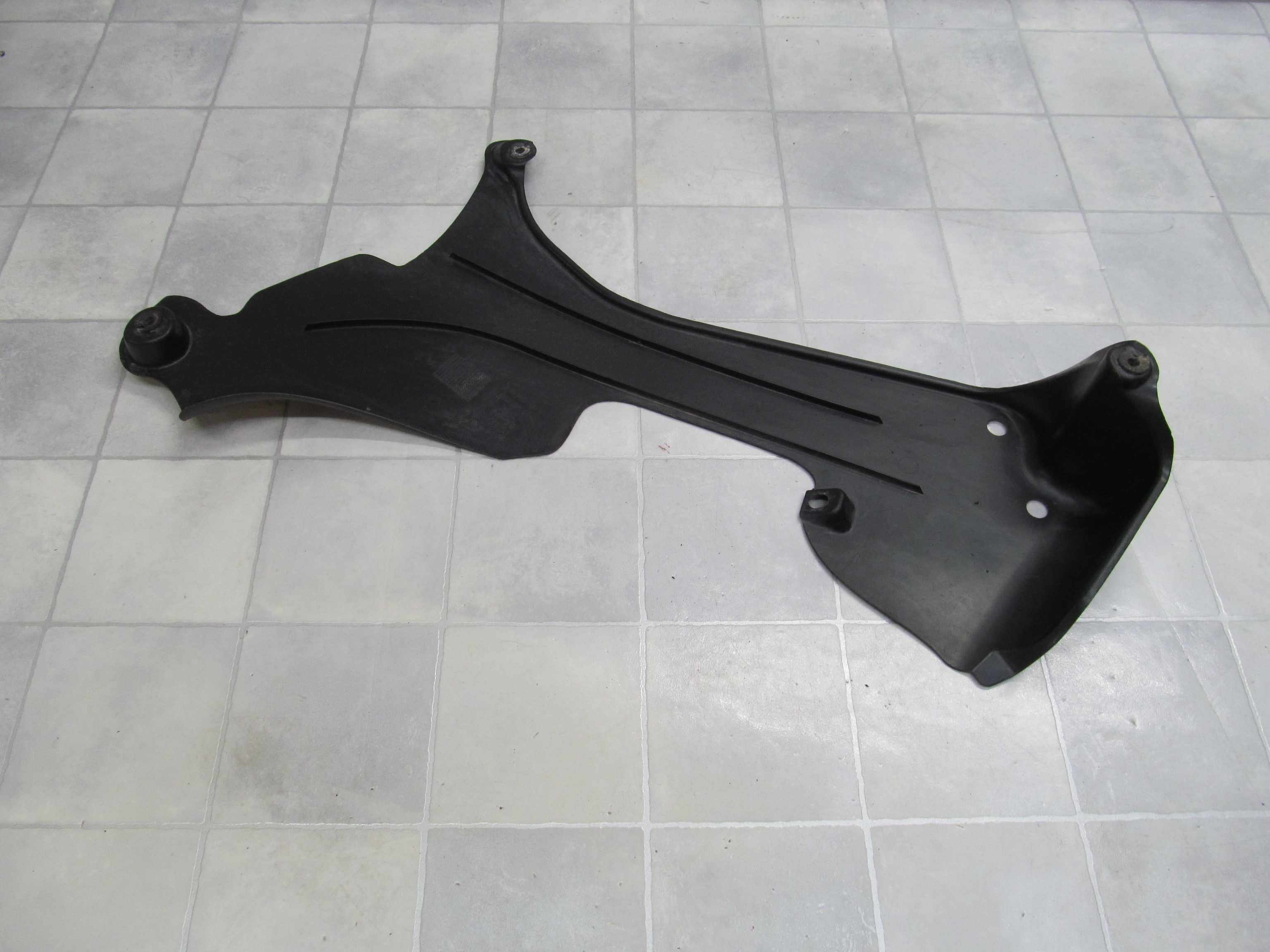AUDI A4 B6 OSLON PLYTA PODWOZIA TYL 8E0825219F