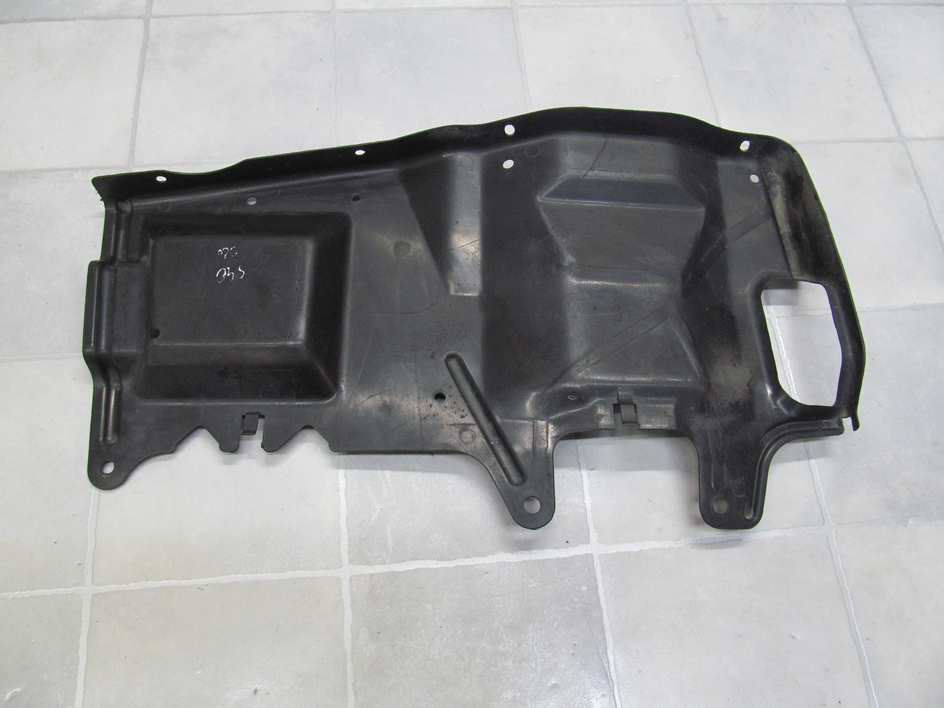 VOLVO S40 V40 OSLONA SILNIKA DOLNA LEWA MR911731 96-04