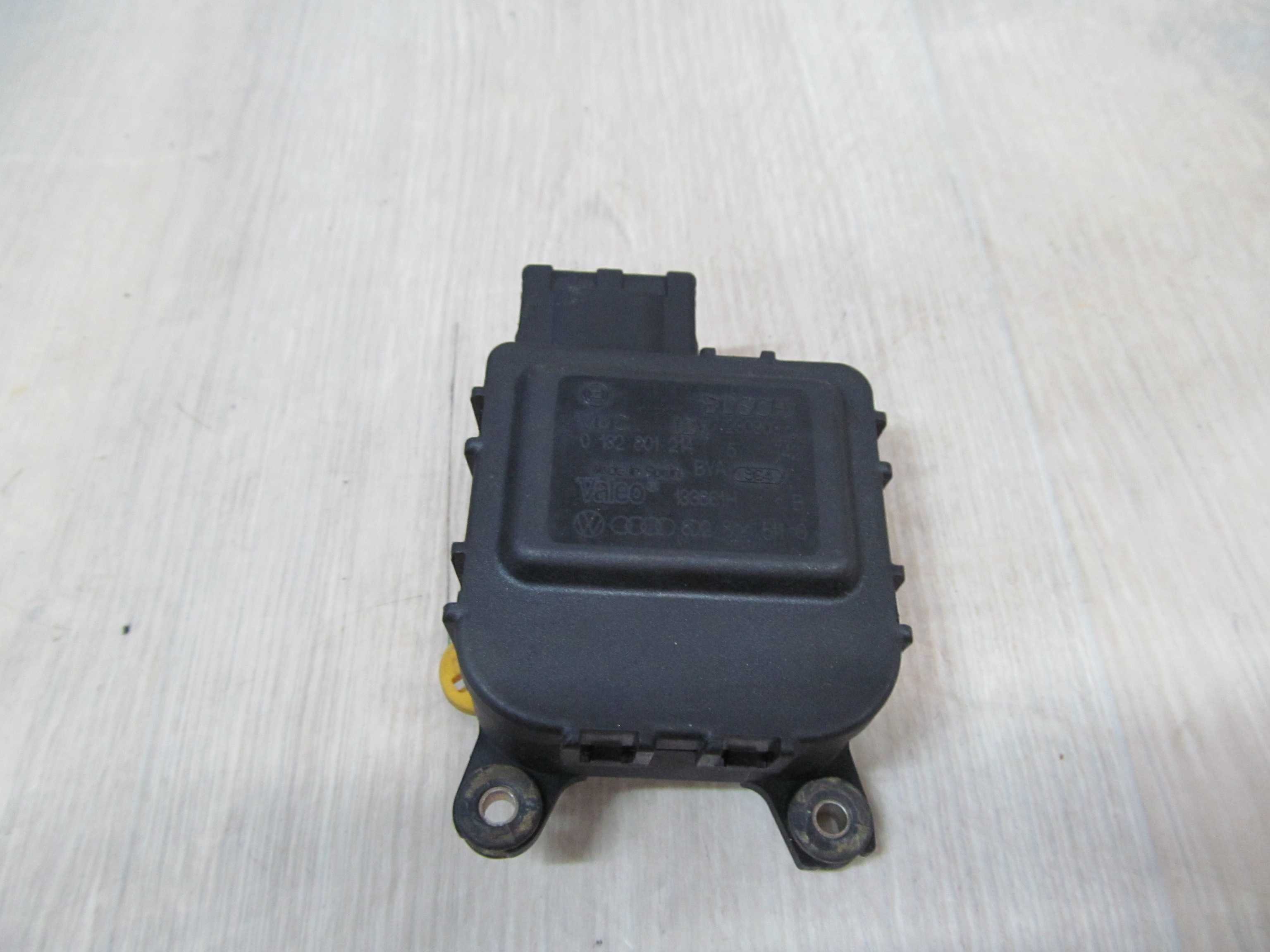 VOLKSWAGEN GOLF V SILNICZEK NAGRZEWNICY 0132801214