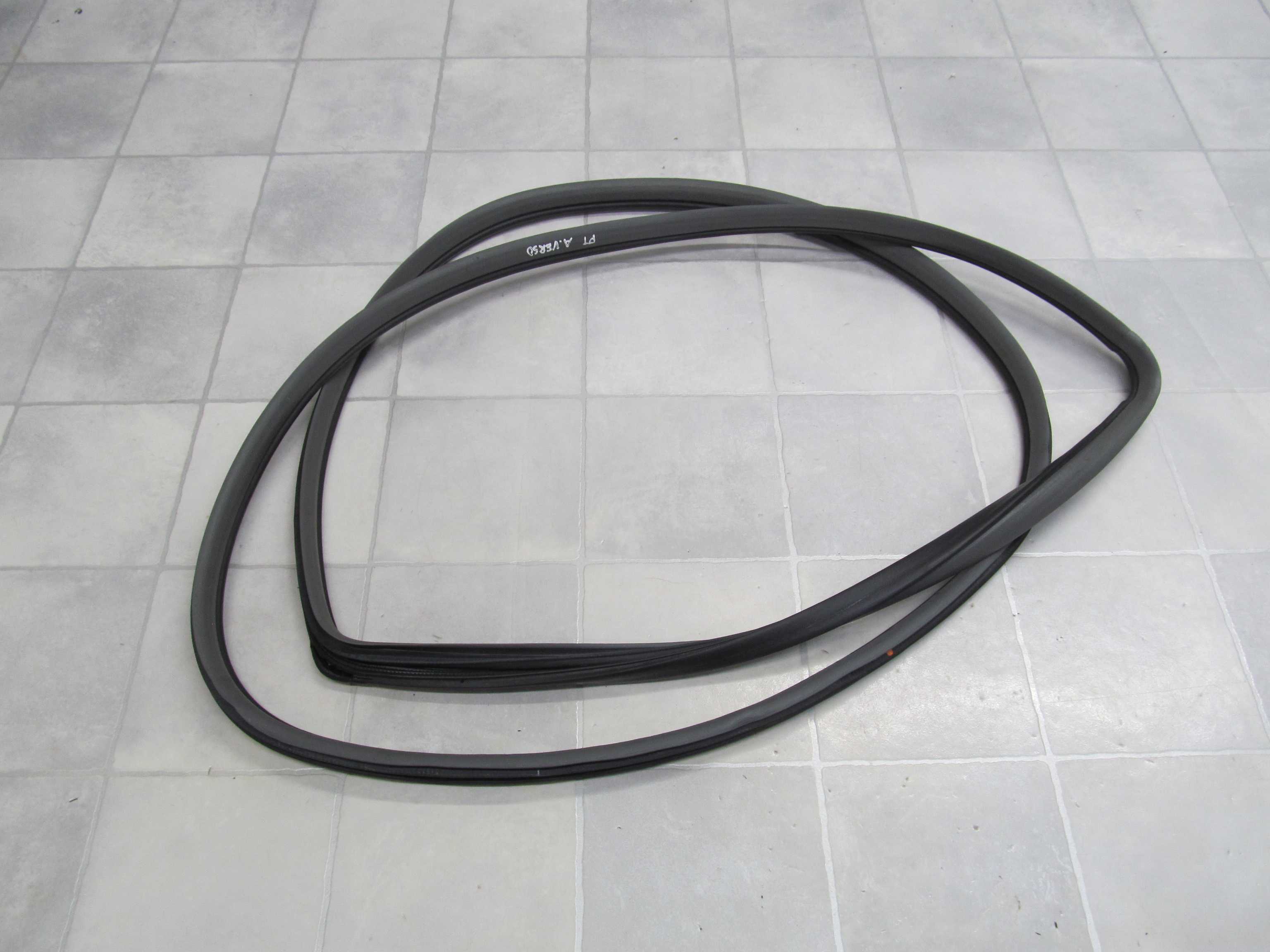 TOYOTA AVENSIS VERSO USZCZELKA WNEKI DRZWI TYL P 01-07