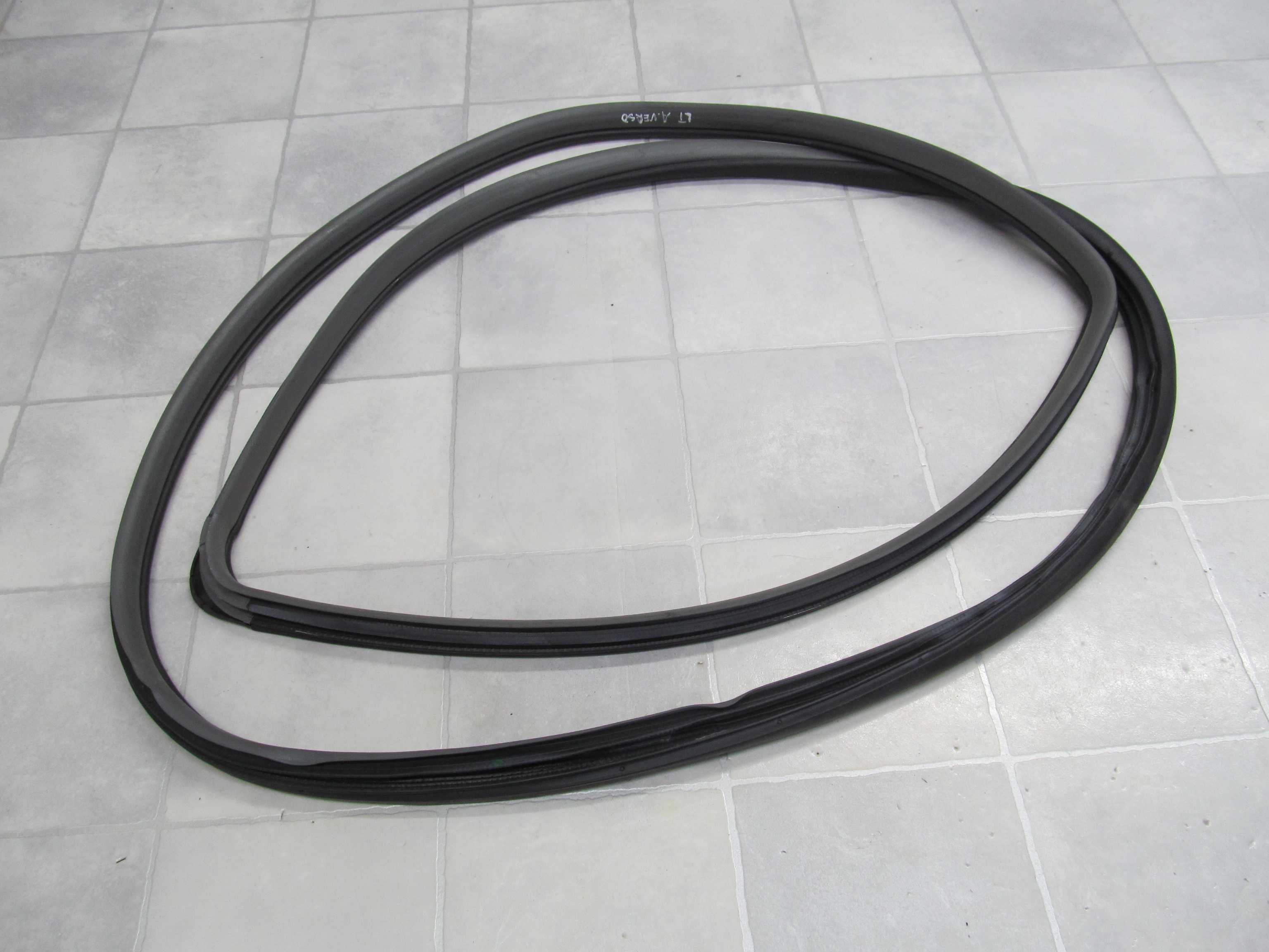 TOYOTA AVENSIS VERSO USZCZELKA WNEKI DRZWI TYL L 01-07