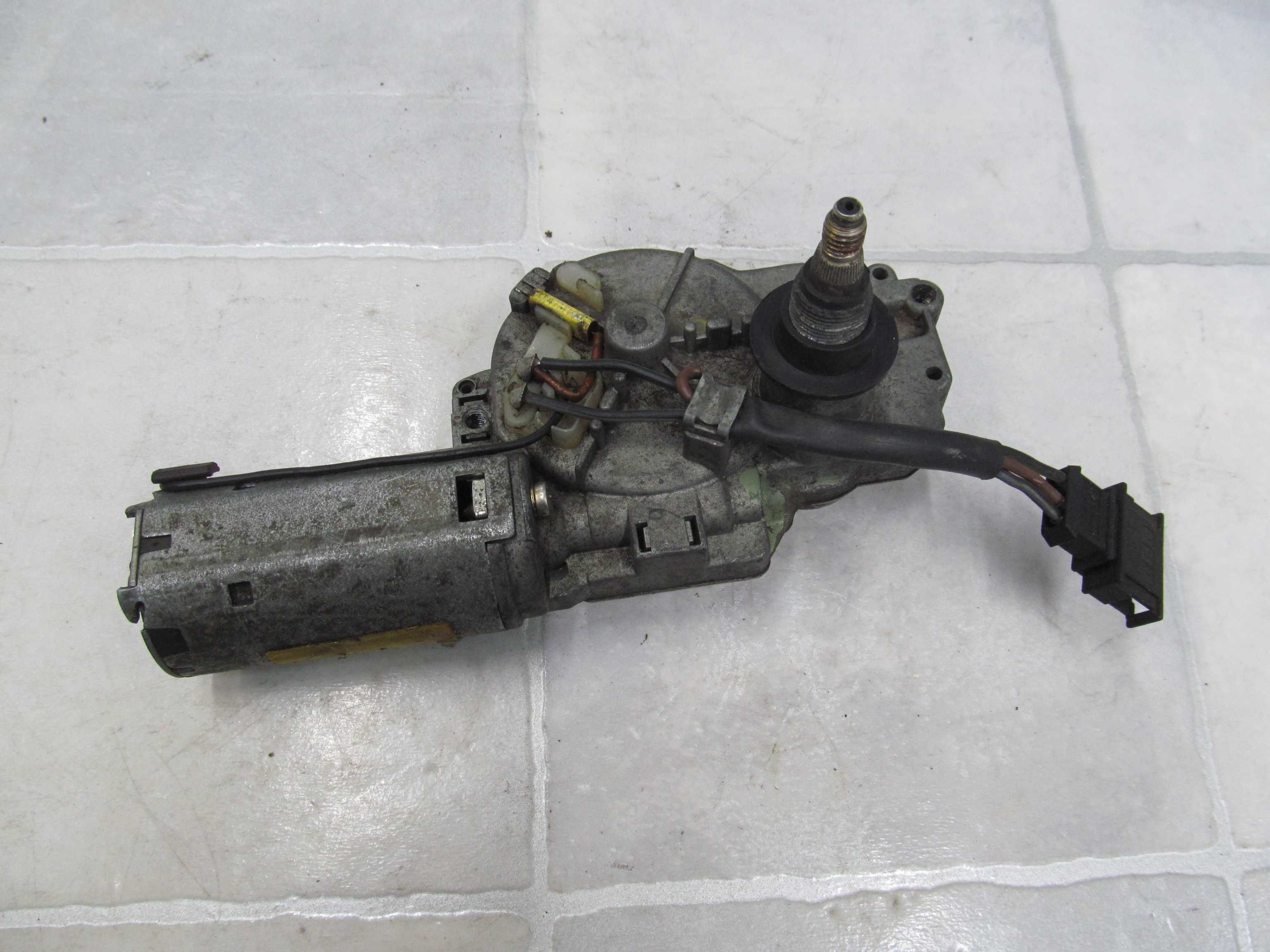 VW GOLF III HB 91/99 SILNICZEK WYCIERACZKI TYL
