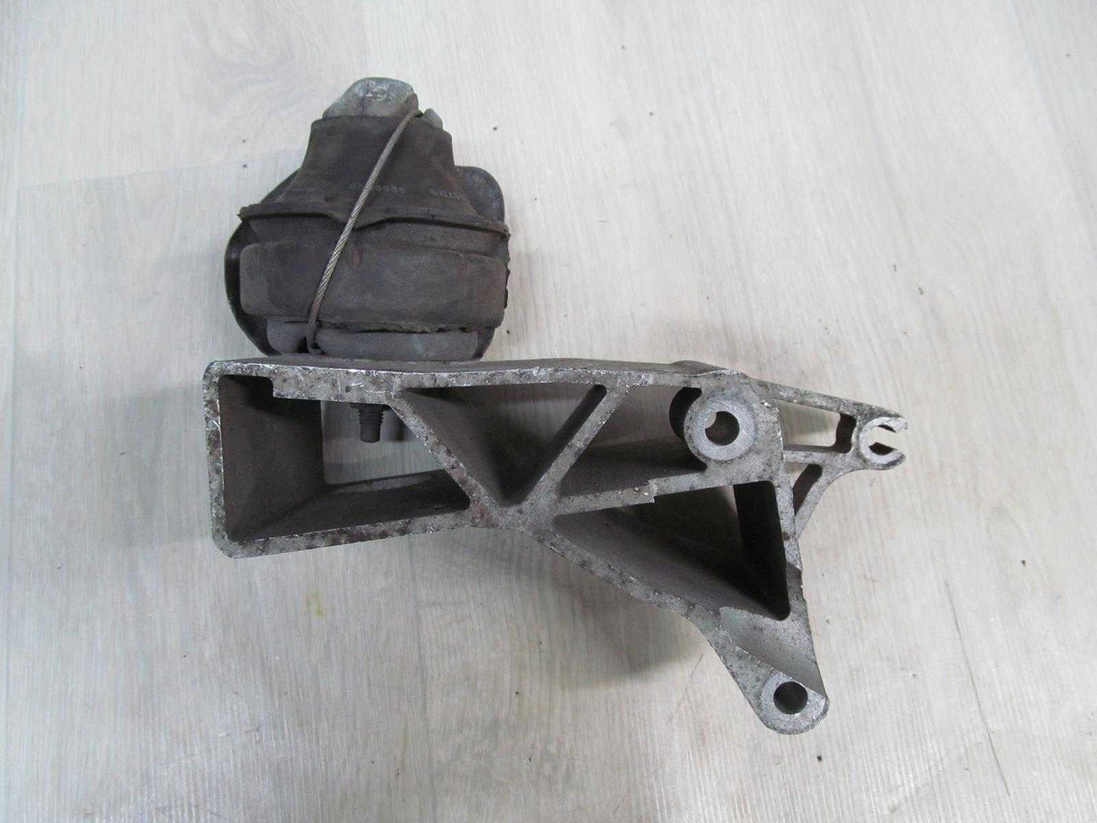 VOLVO S60 V70 2.5 T LAPA PODUSZKA SILNIKA 8683936