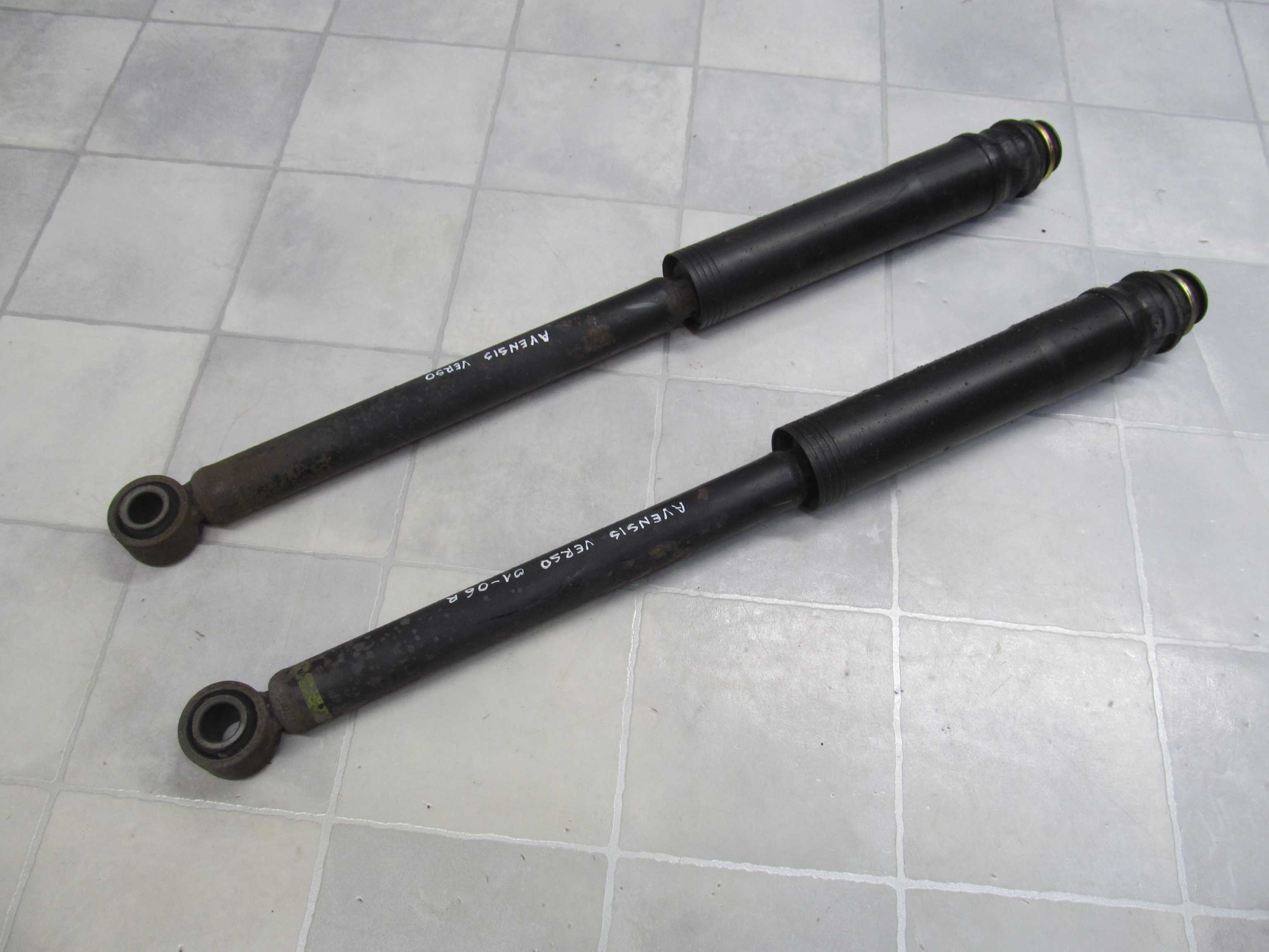 TOYOTA AVENSIS VERSO AMORTYZATORY TYL TYLNY 01-07