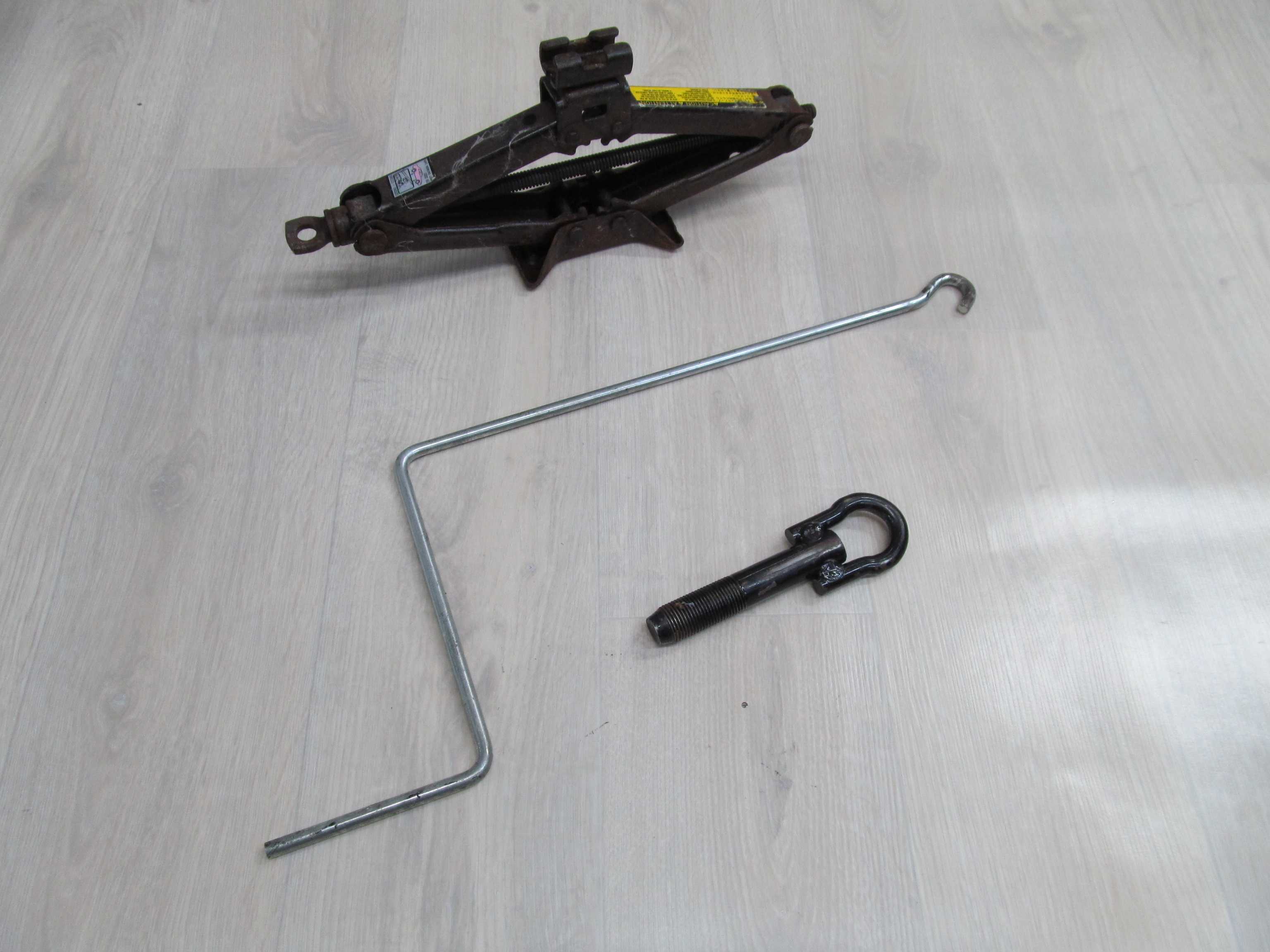 TOYOTA CAMRY VI ZESTAW NARZEDZI LEWAREK PODNOSNIK 01-06