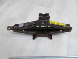 TOYOTA CAMRY VI ZESTAW NARZEDZI LEWAREK PODNOSNIK 01-06
