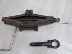 TOYOTA CAMRY VI ZESTAW NARZEDZI LEWAREK PODNOSNIK 01-06