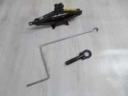 TOYOTA CAMRY VI ZESTAW NARZEDZI LEWAREK PODNOSNIK 01-06