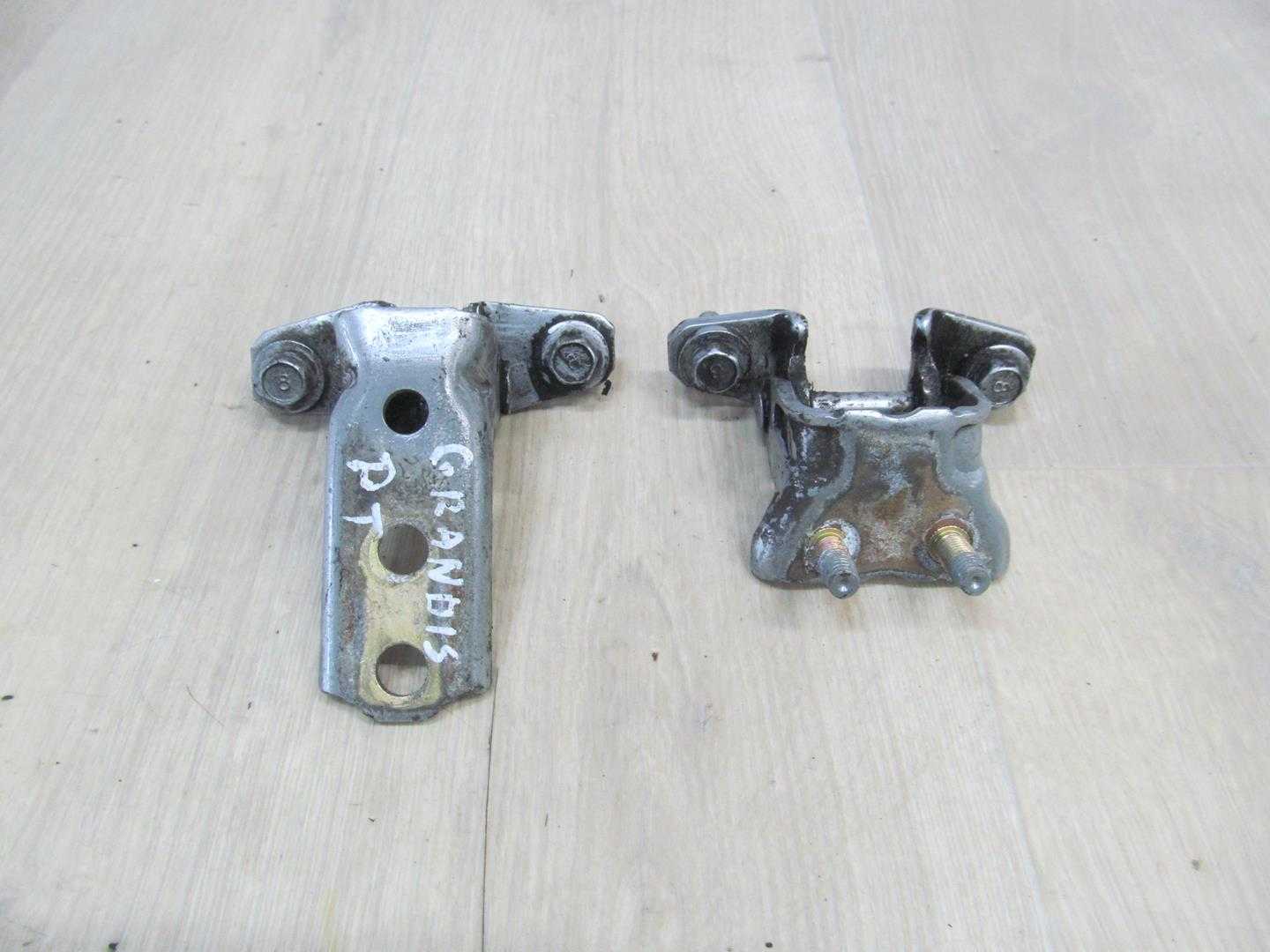 MITSUBISHI GRANDIS 03-11 ZAWIAS DRZWI PRAWY TYL