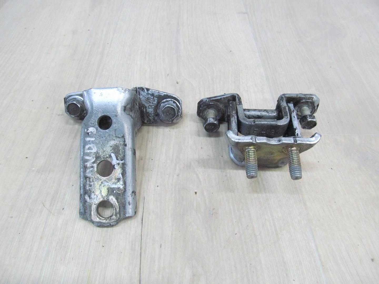 MITSUBISHI GRANDIS 03-11 ZAWIAS DRZWI LEWY TYL