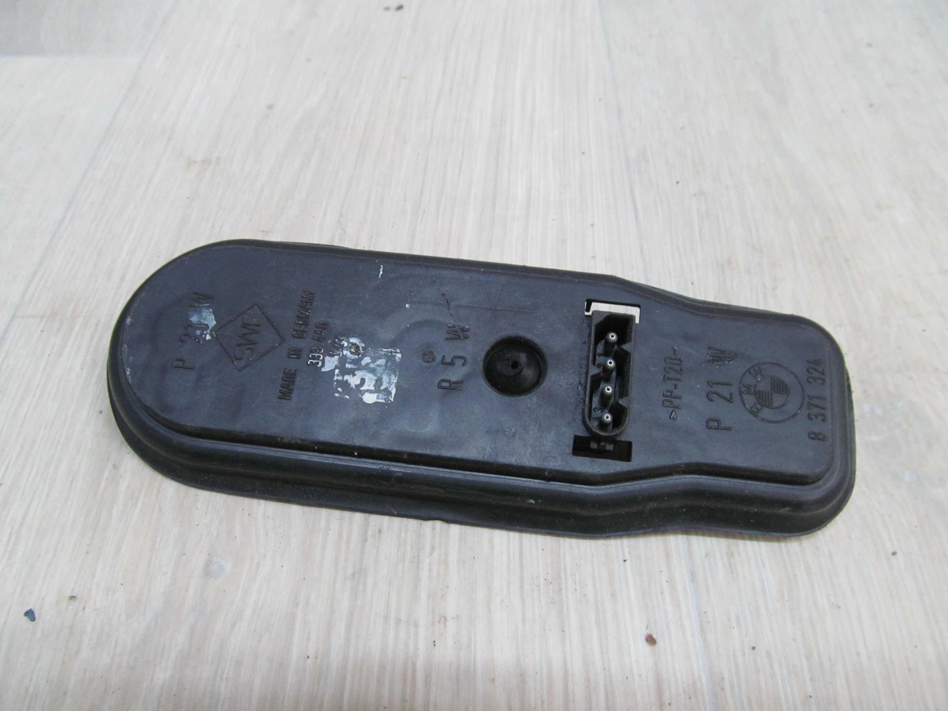 BMW E39 96- KOMBI WKLAD LAMPY TYL 8371324