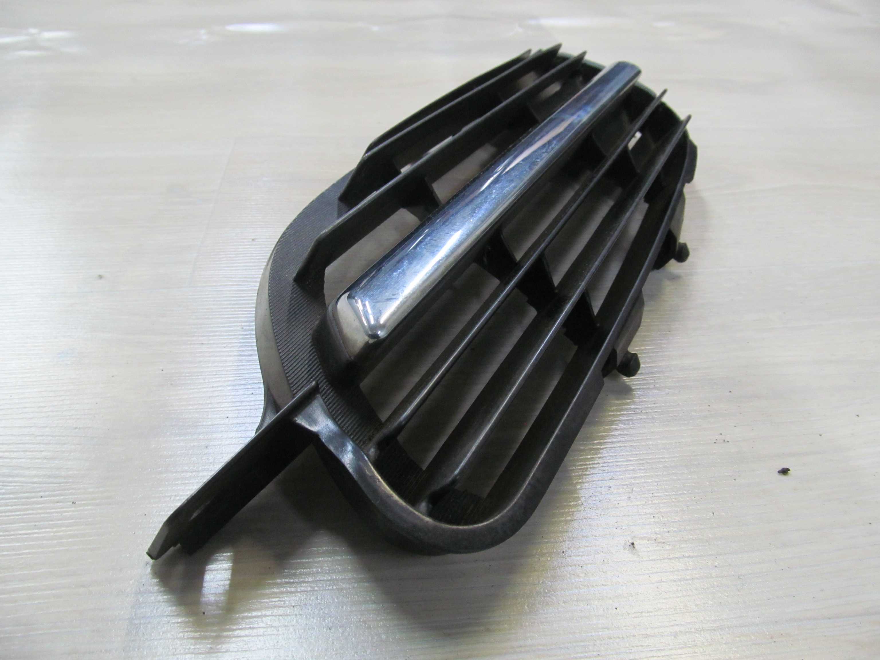 NISSAN ALMERA TINO 00-06 GRILL ATRAPA LEWA