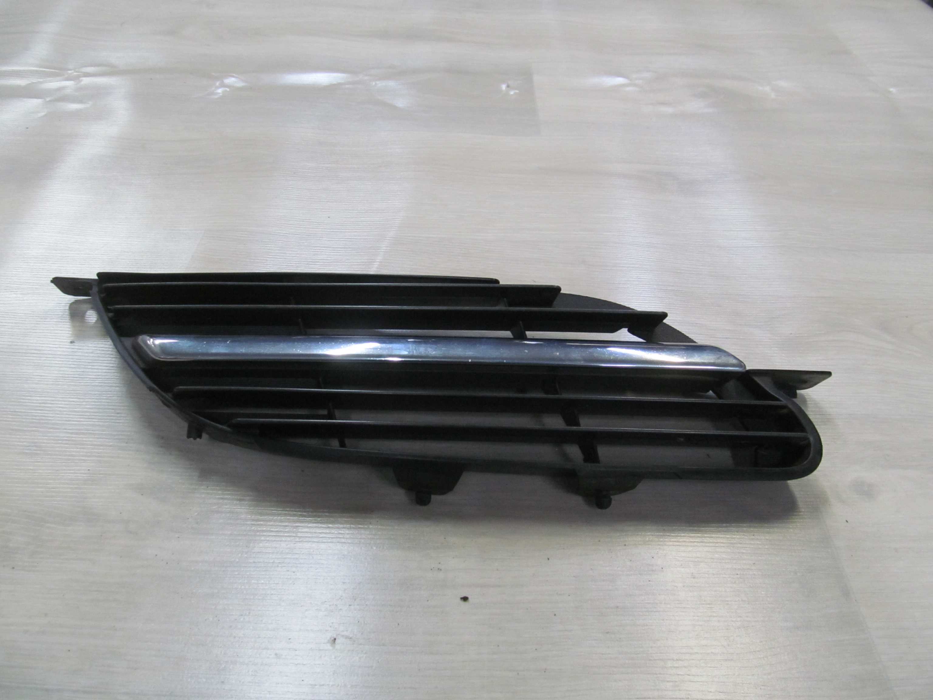 NISSAN ALMERA TINO 00-06 GRILL ATRAPA PRAWA