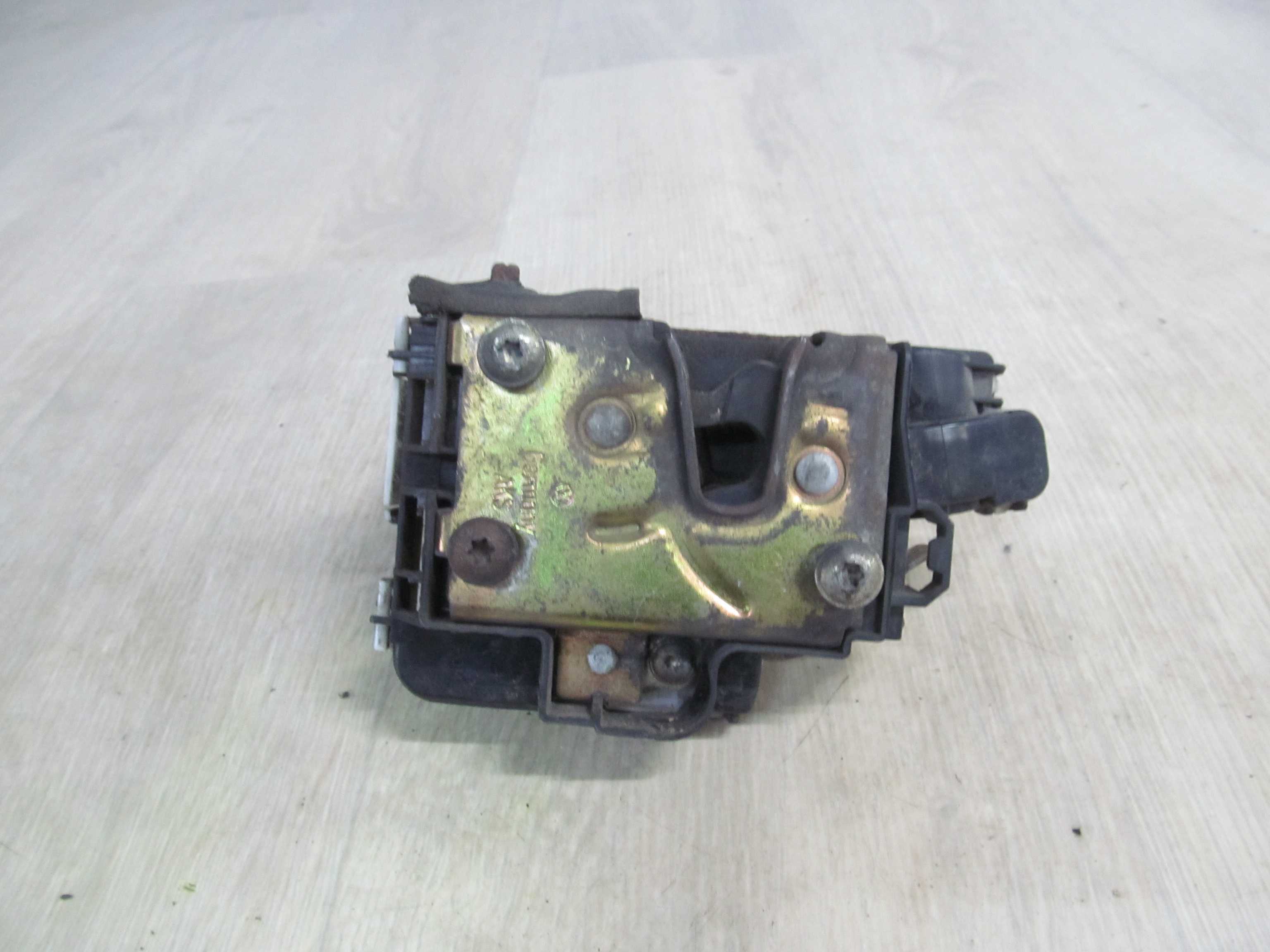 VW GOLF III 92-99 ZAMEK DRZWI TYL PRAWY 1H4862154