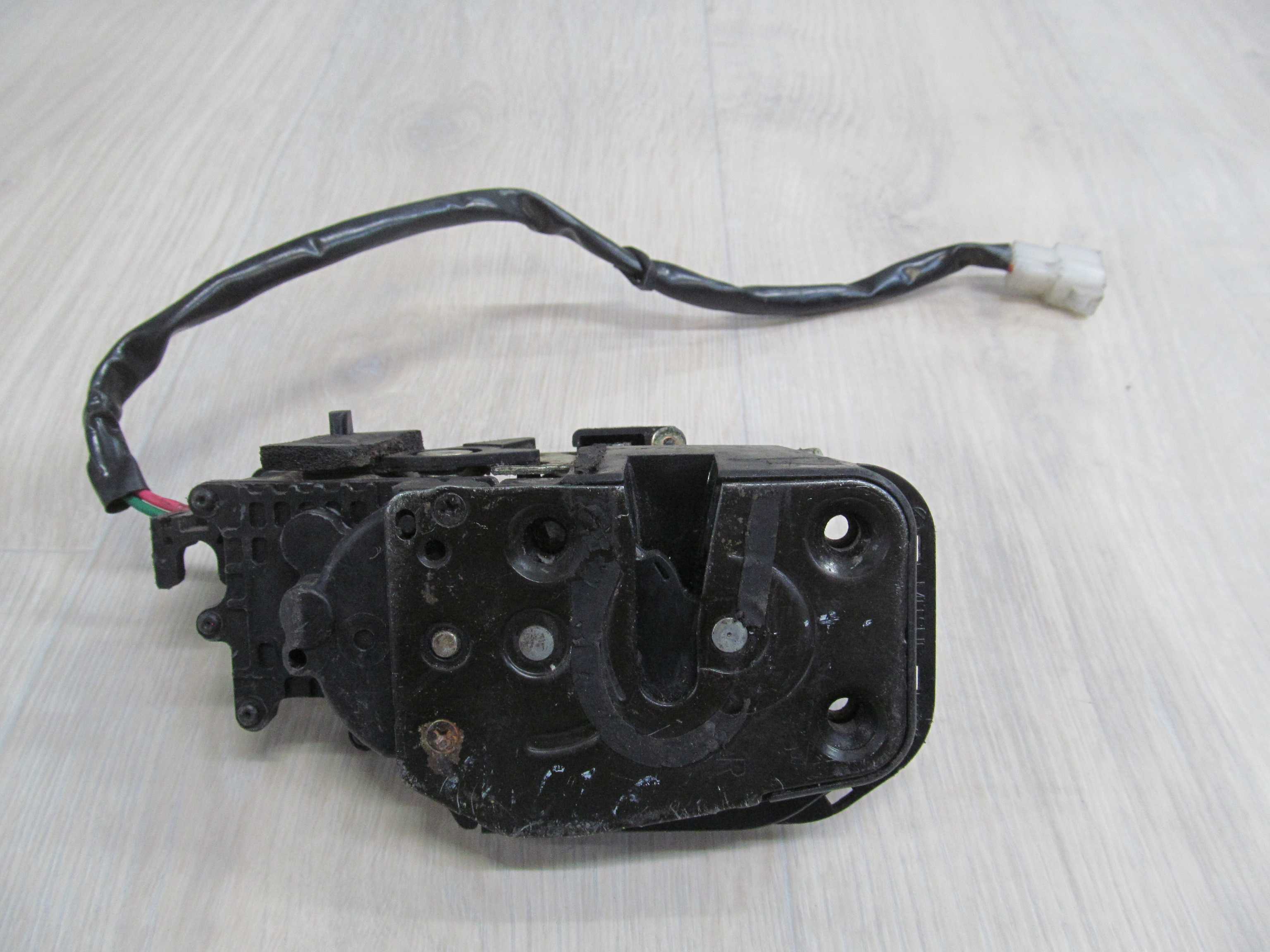 MAZDA 626 97-02 ZAMEK DRZWI PRAWY TYL