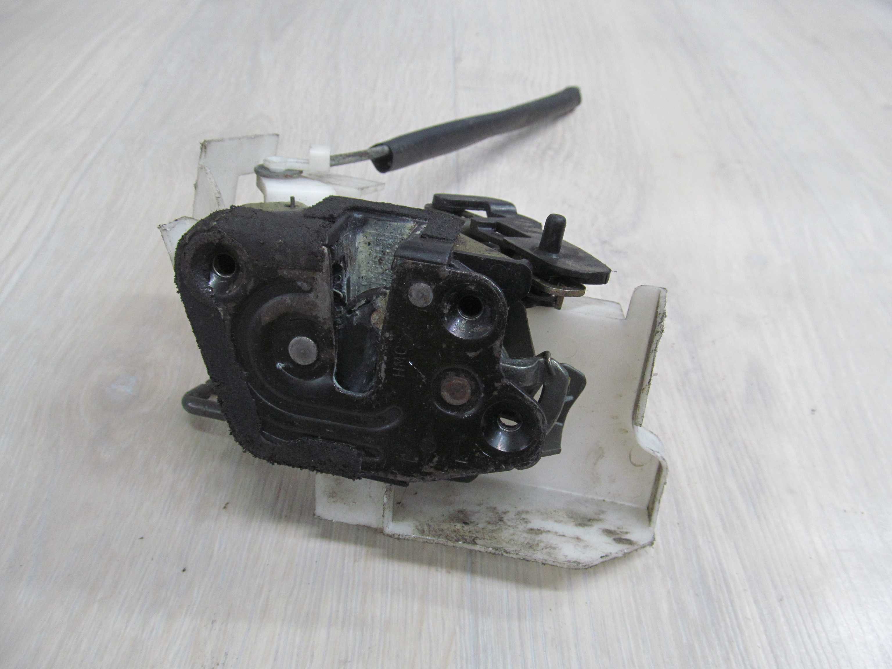 KIA MAGENTIS 00-05 ZAMEK DRZWI LEWY TYL
