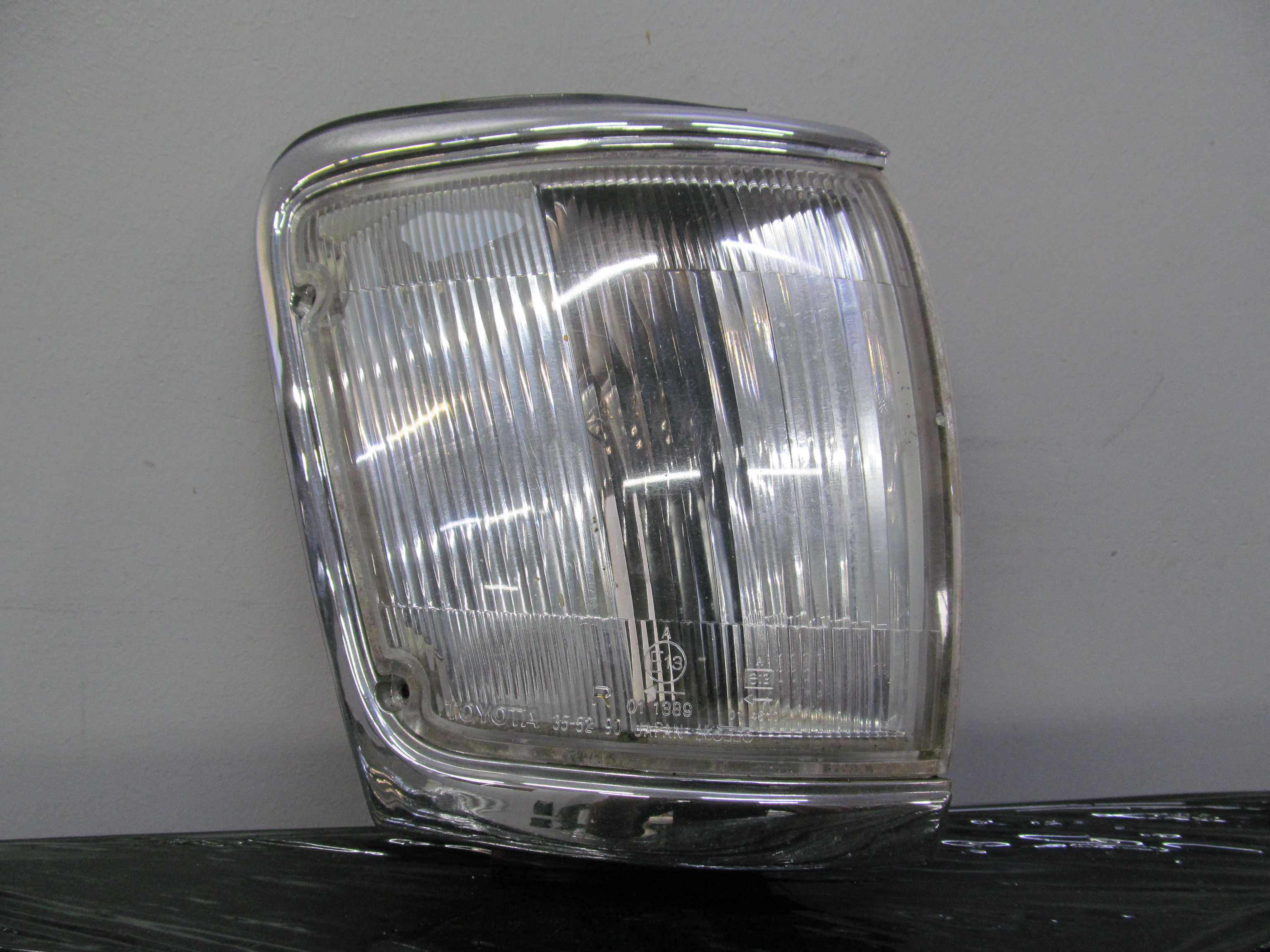 TOYOTA SURF HILUX KIERUNKOWSKAZ MIGACZ LAMPA PRAWY 96/01
